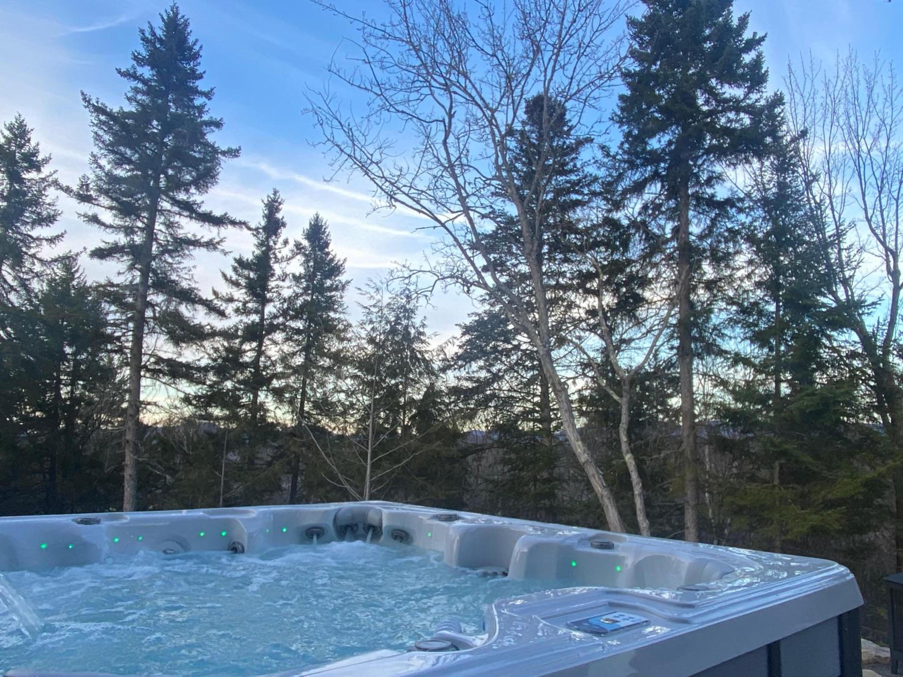 Chalet XO Tremblant - 5BRs, Private Baths, Spa, Sauna & Rooftop