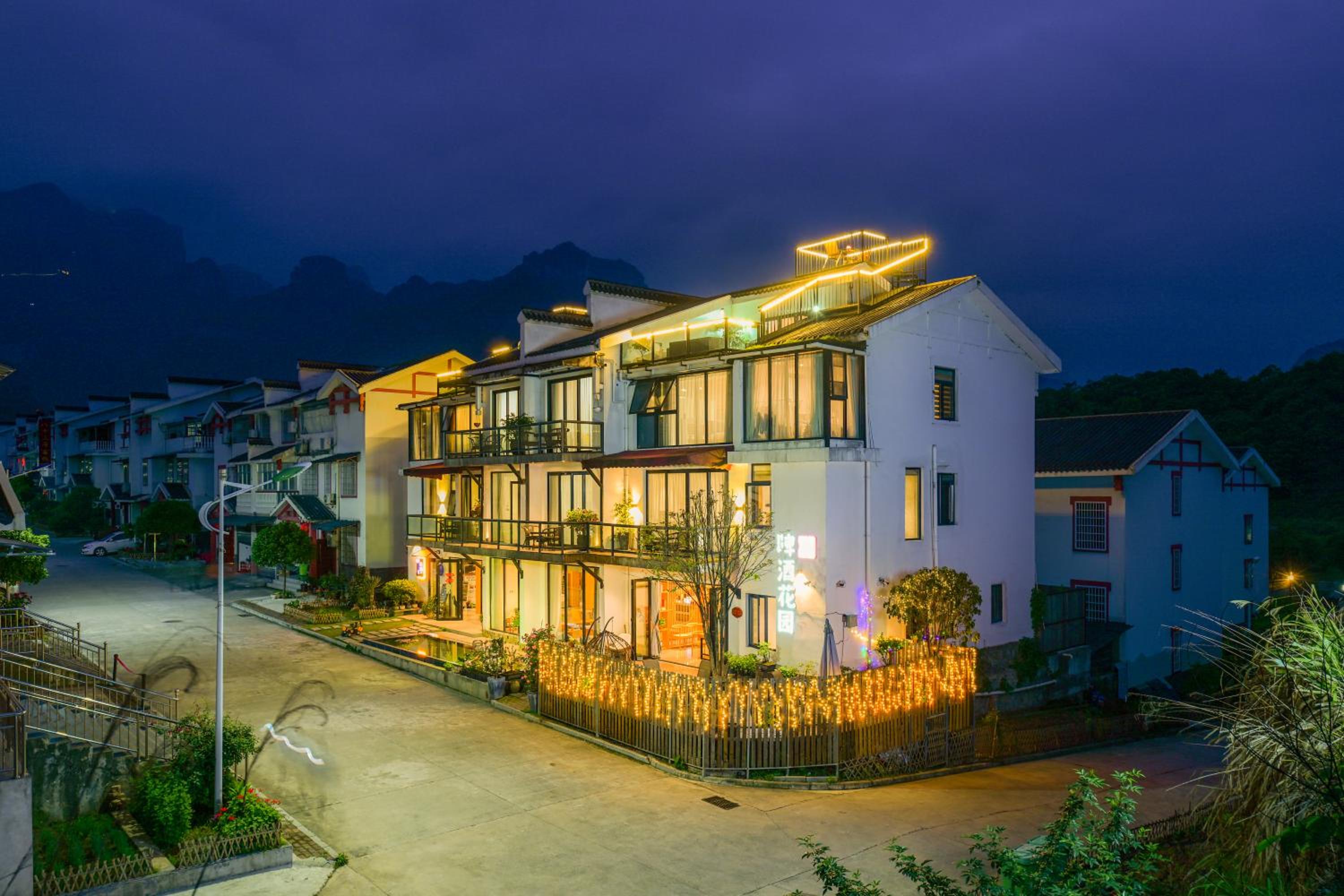 Tianmen Boutiqu Hotel-Free pickup-English services-Near the Tianmen Cableway