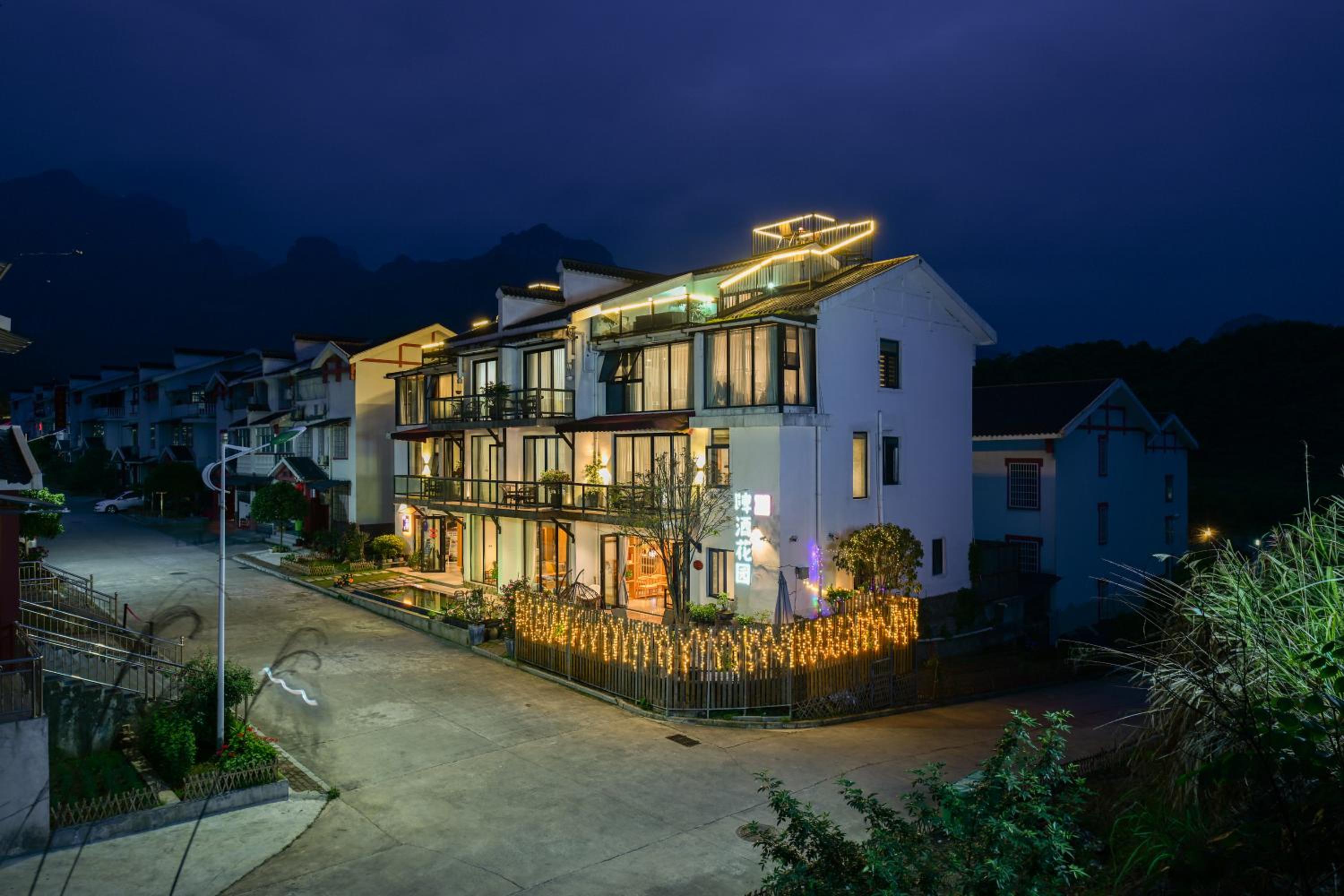 Tianmen Boutiqu Hotel-Free pickup-English services-Near the Tianmen Cableway