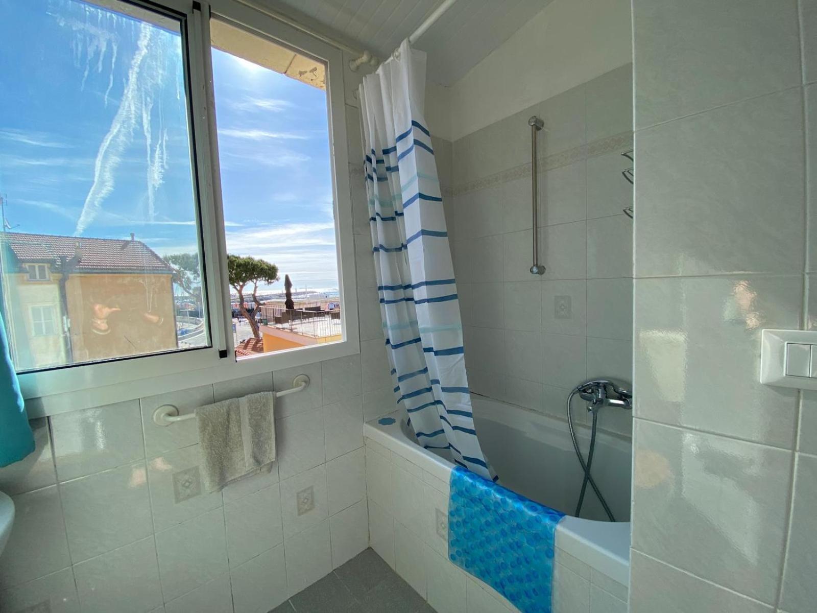 Ca' Scirocco en Imperia — bathroom