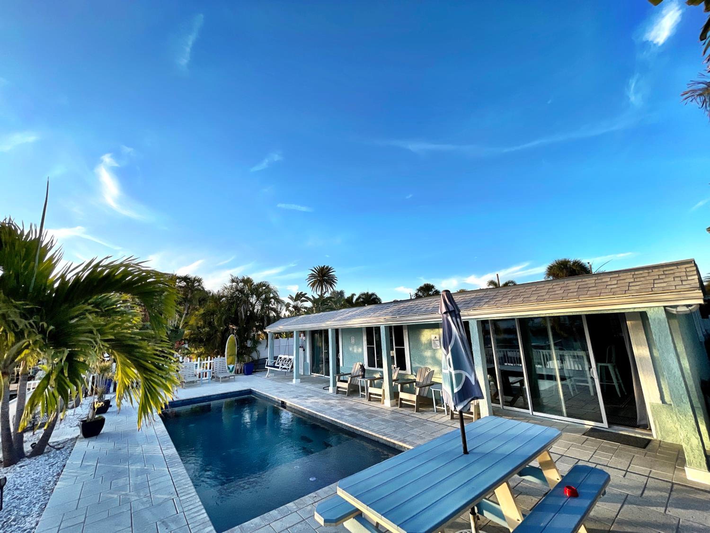 Waterfront Family Compound - Free Golf Cart, Paddleboards, Heated Pool, Golden Tee 2025 Arcade Game
