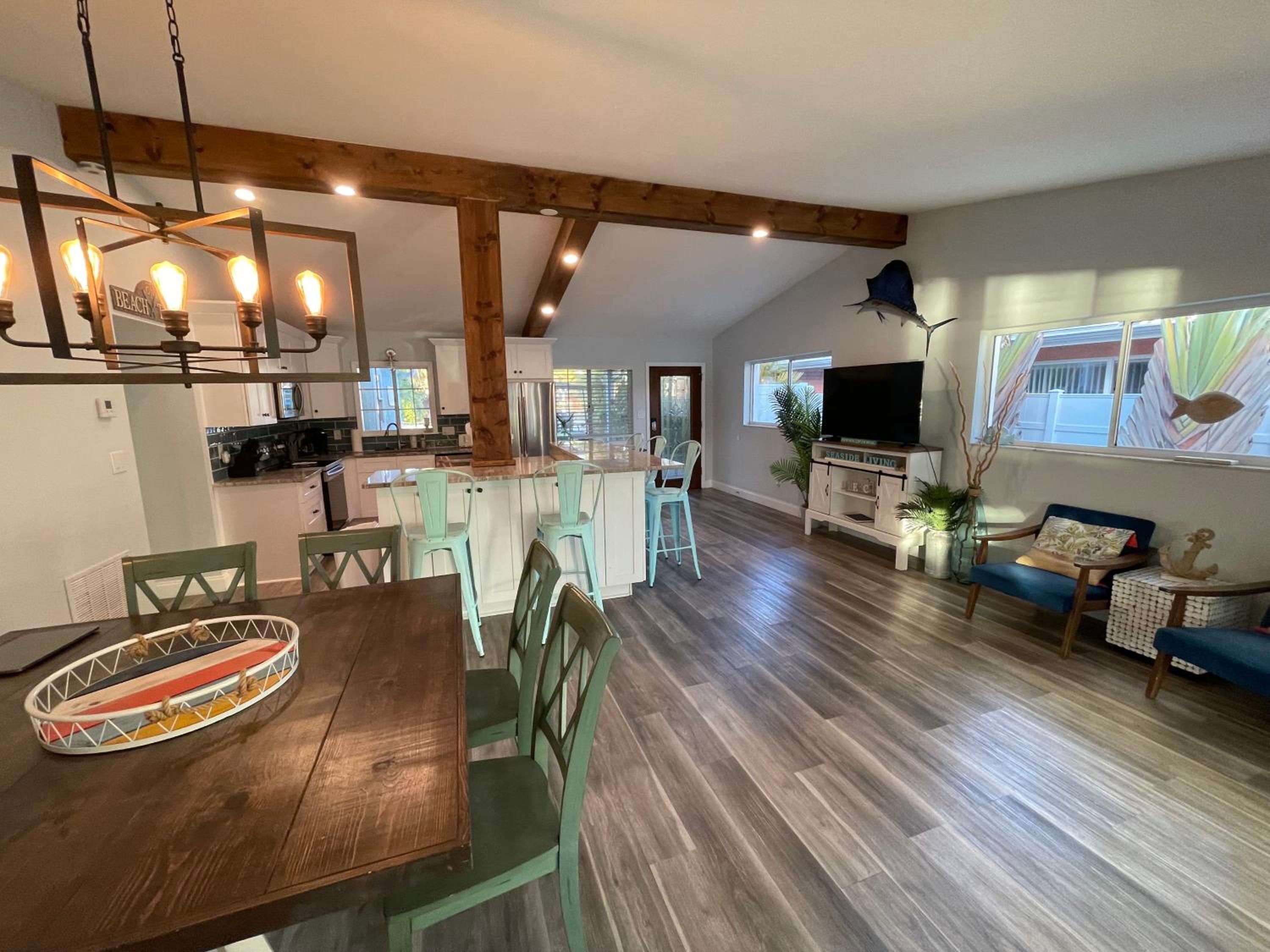 Waterfront Family Compound - Free Golf Cart, Paddleboards, Heated Pool, Golden Tee 2025 Arcade Game