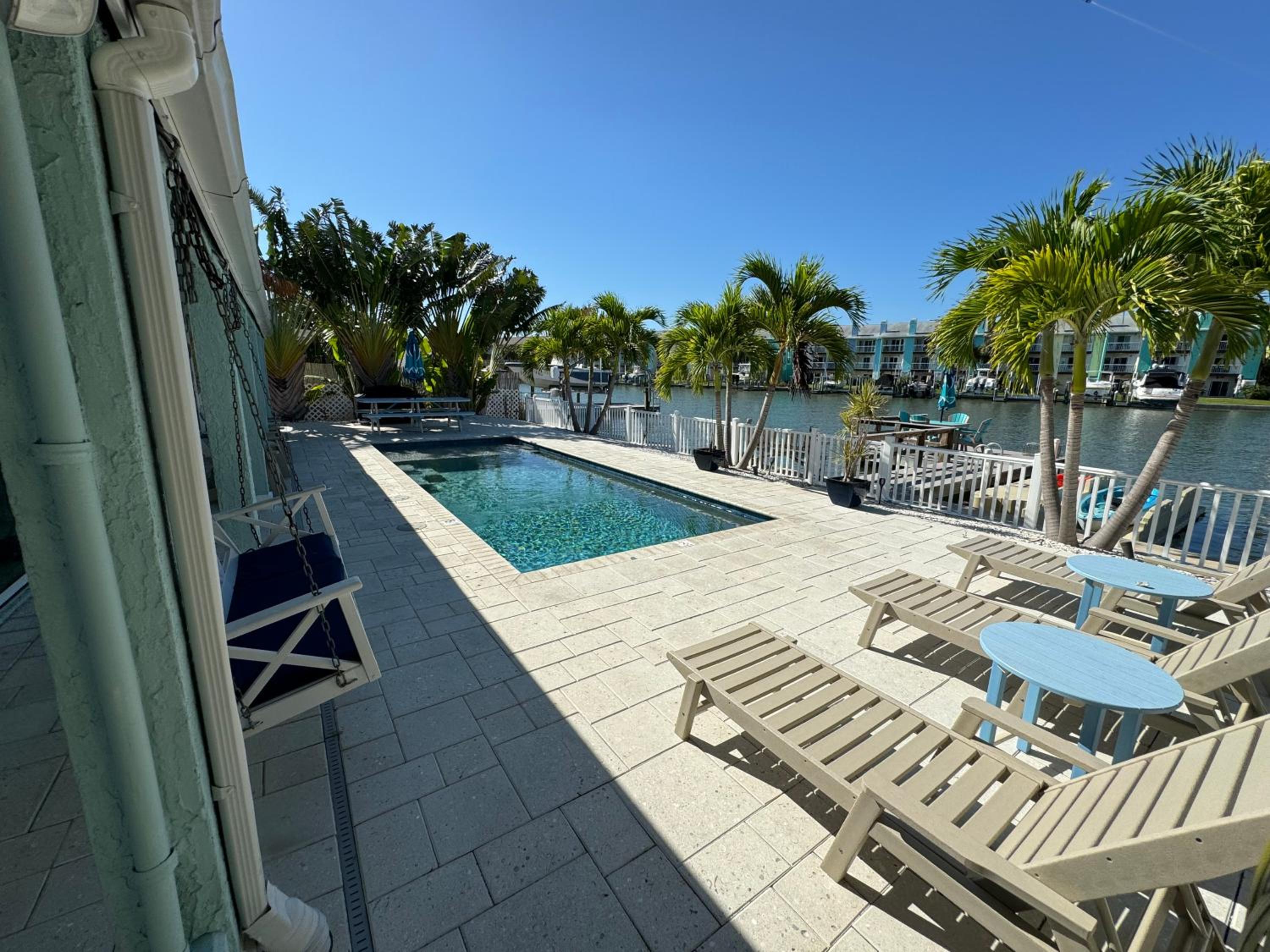 Waterfront Family Compound - Free Golf Cart, Paddleboards, Heated Pool, Golden Tee 2025 Arcade Game