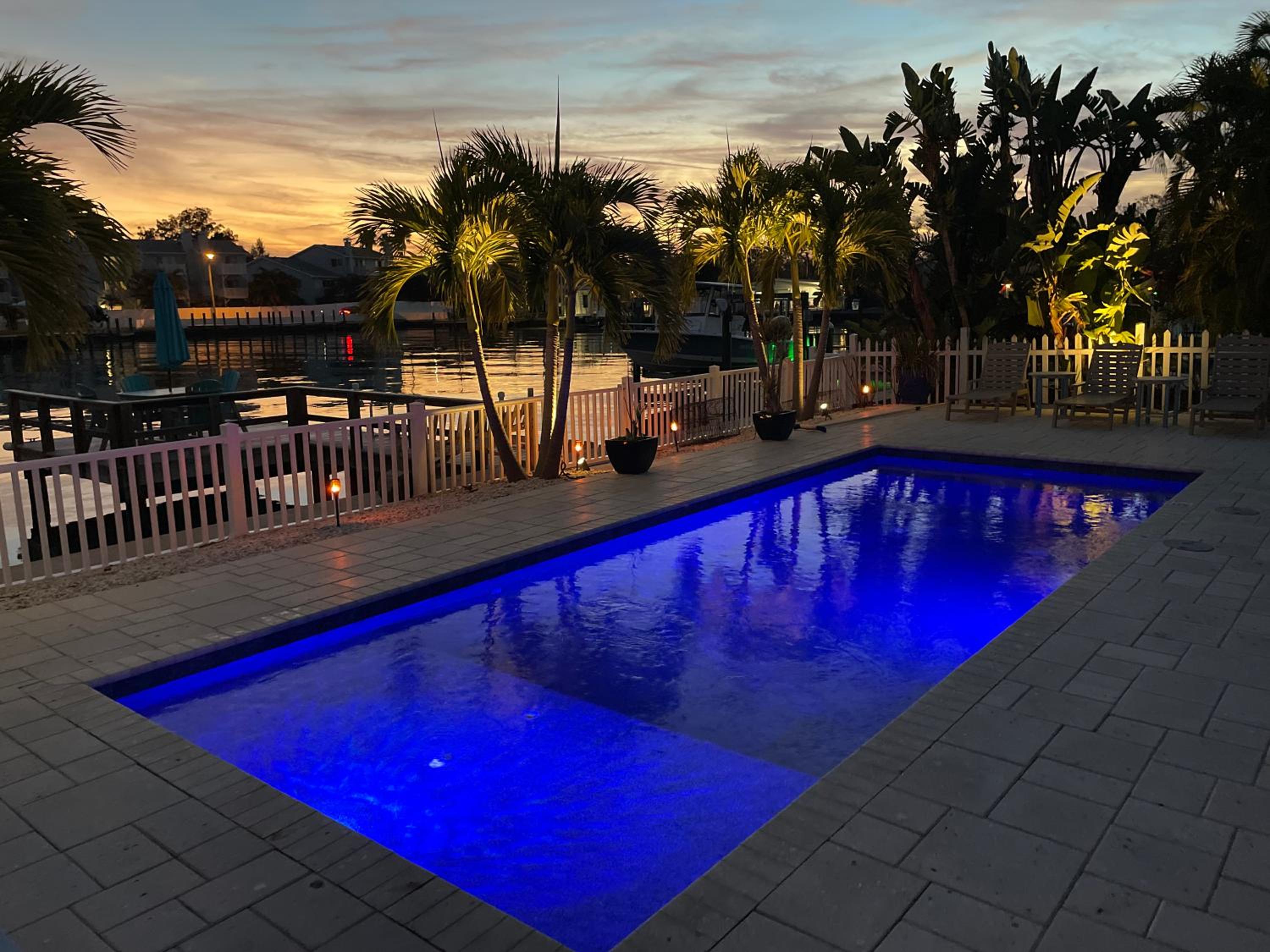 Waterfront Family Compound - Free Golf Cart, Paddleboards, Heated Pool, Golden Tee 2025 Arcade Game