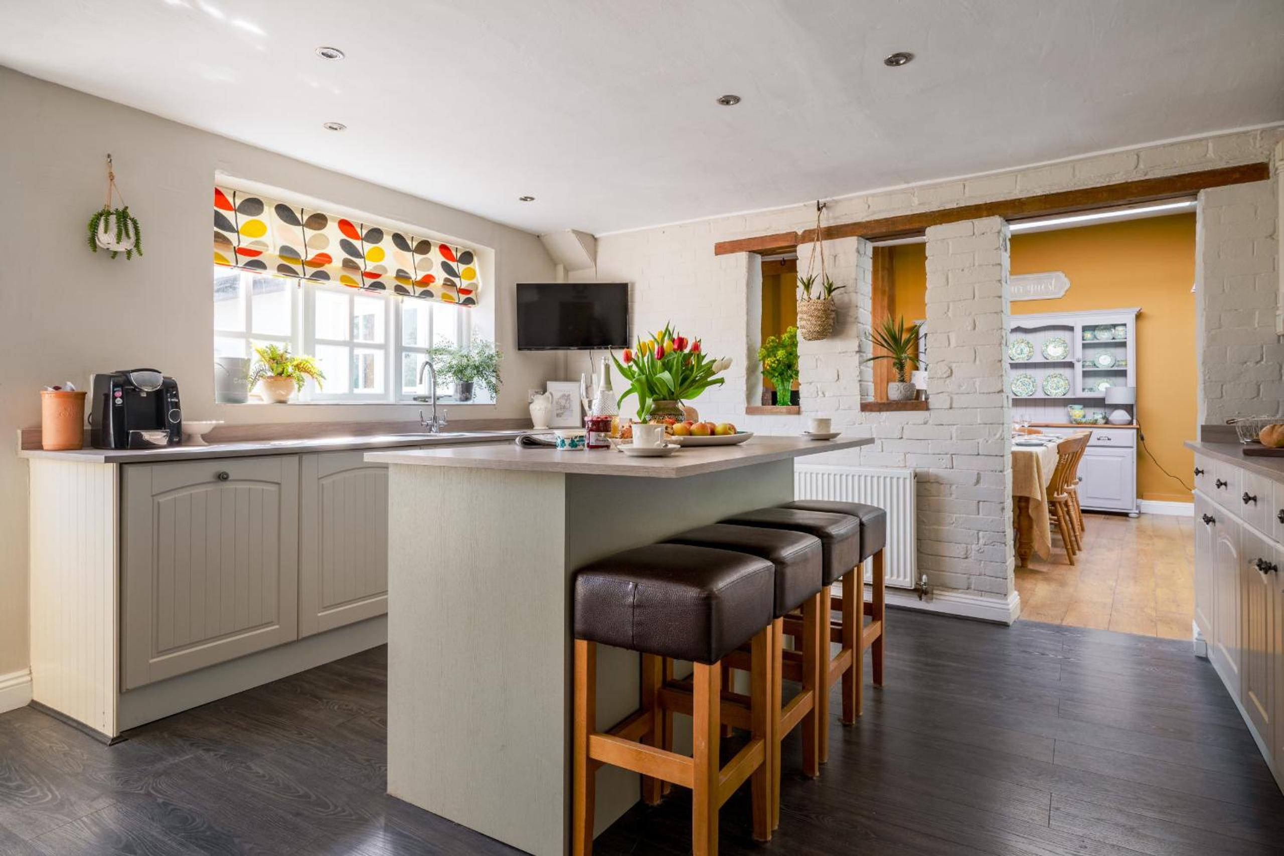 The Cottage - Characterful, coastal family home with new hot tub view 5