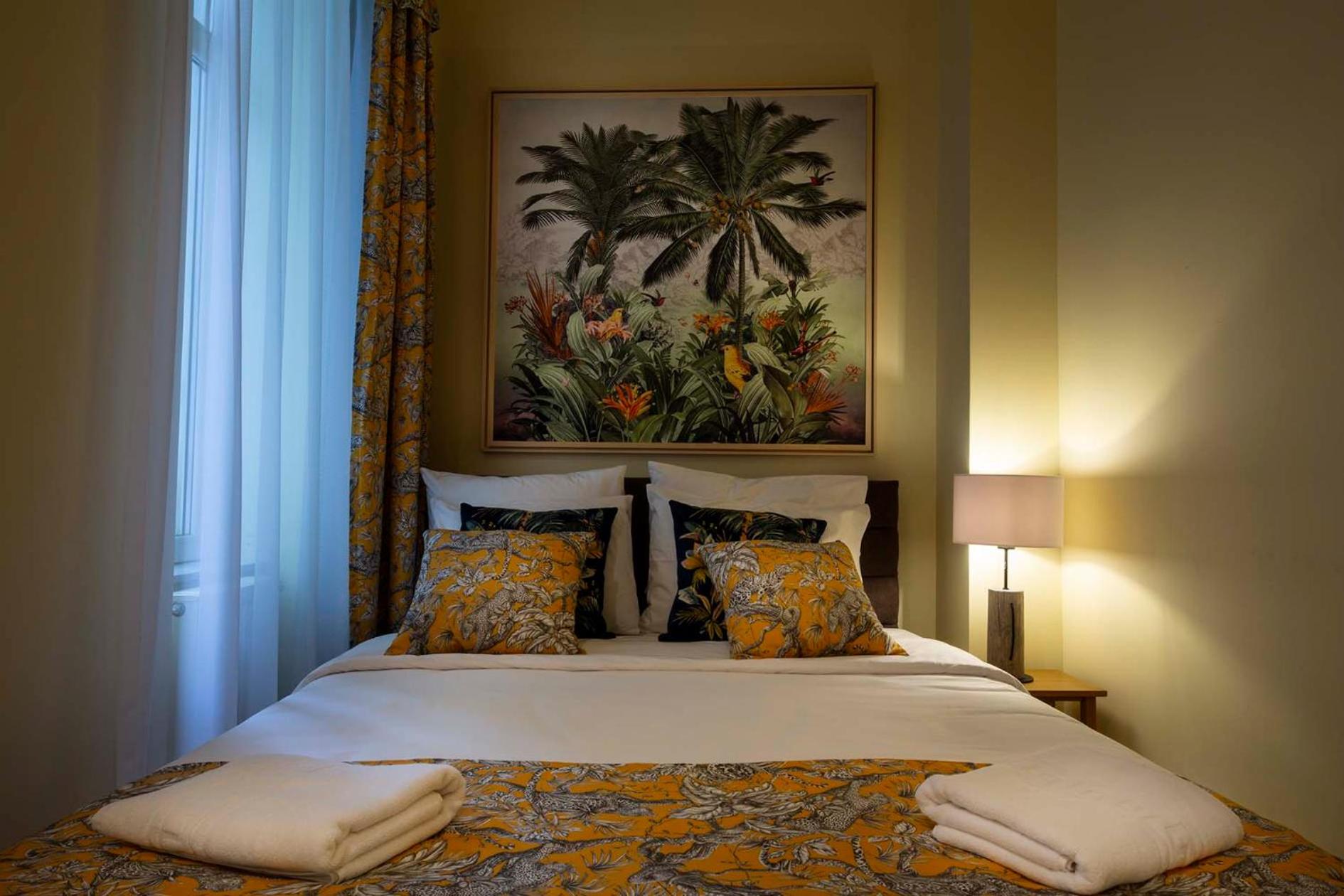 Rainforest Studio Downtown by Pretty Apartments