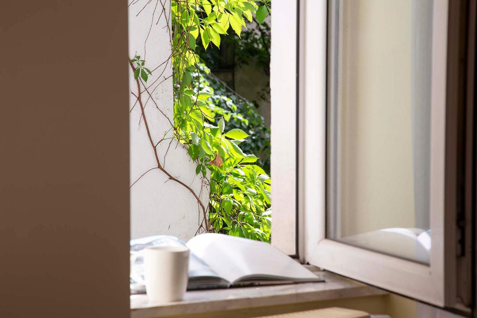 Rainforest Studio Downtown by Pretty Apartments