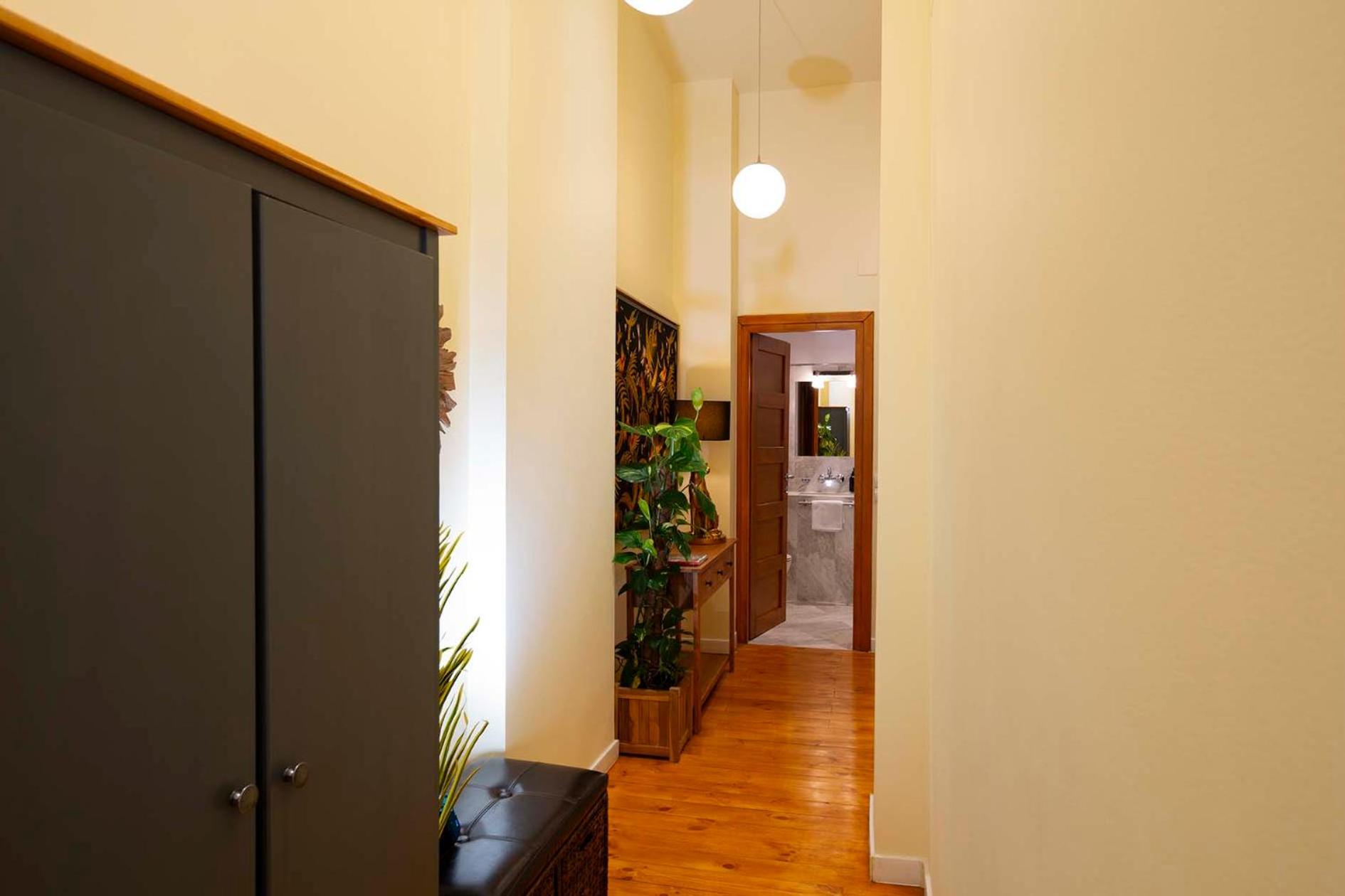 Rainforest Studio Downtown by Pretty Apartments