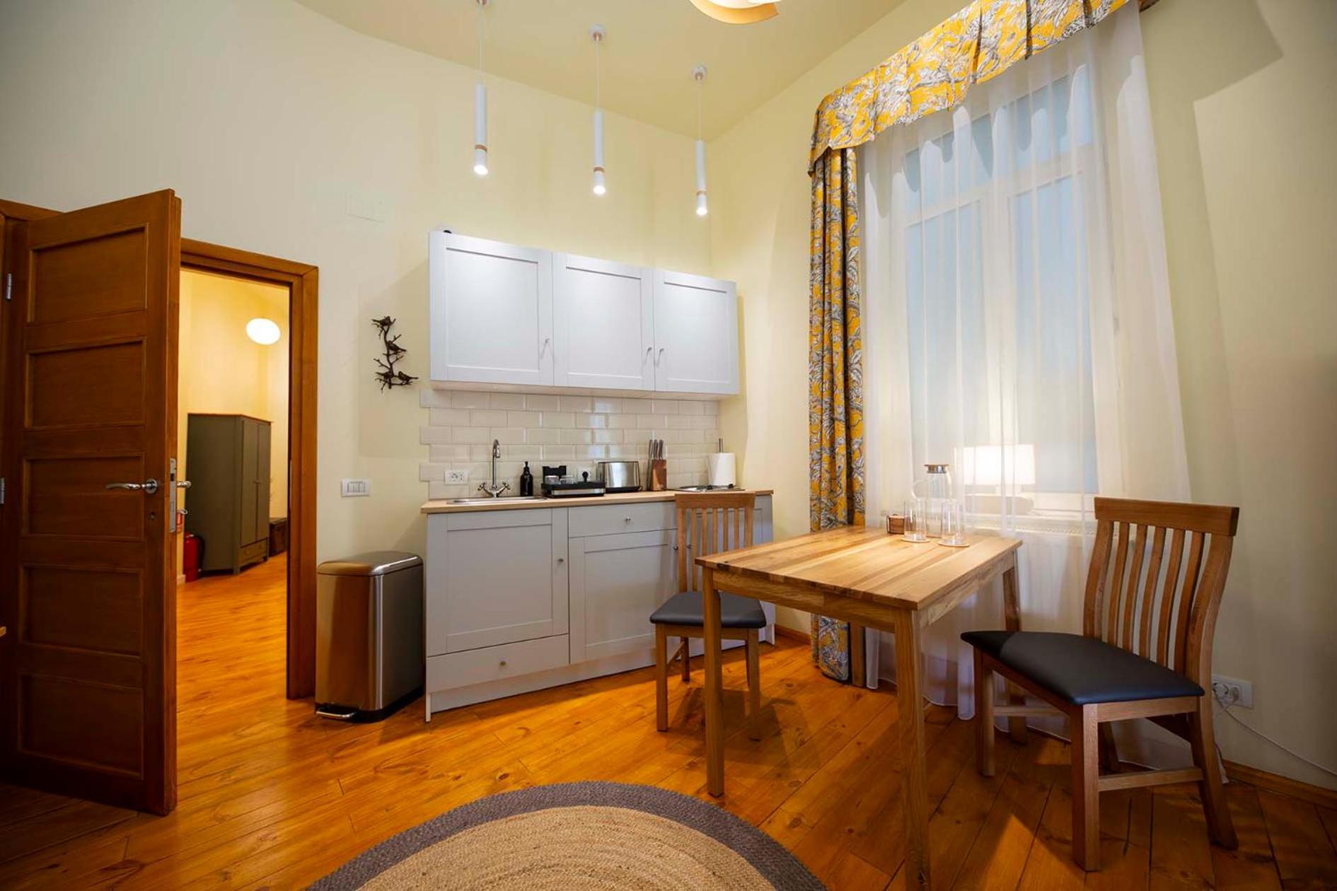 Rainforest Studio Downtown by Pretty Apartments