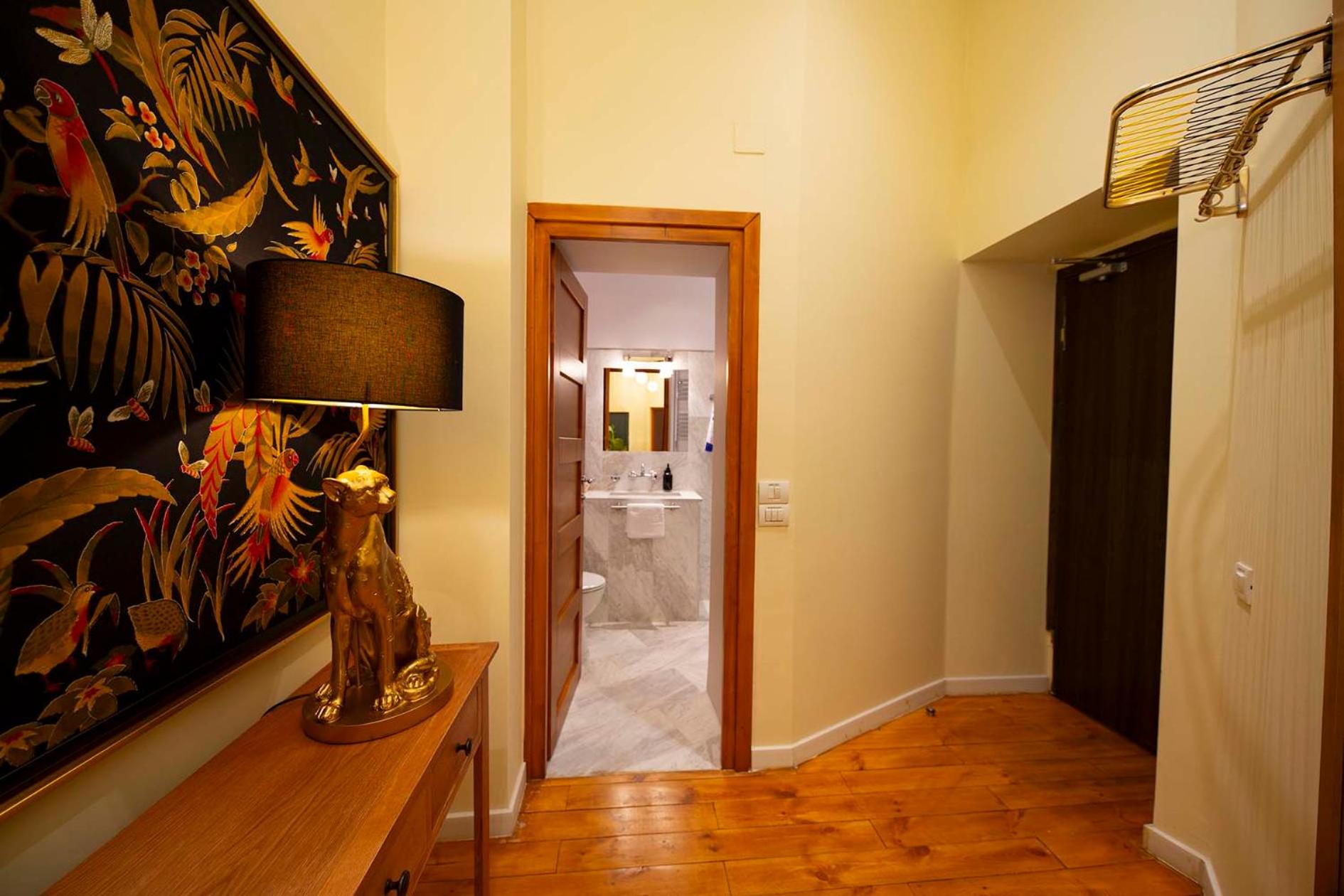 Rainforest Studio Downtown by Pretty Apartments