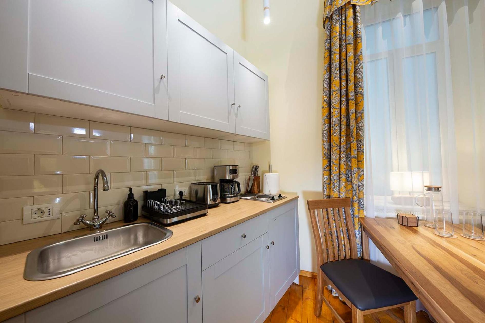 Rainforest Studio Downtown by Pretty Apartments