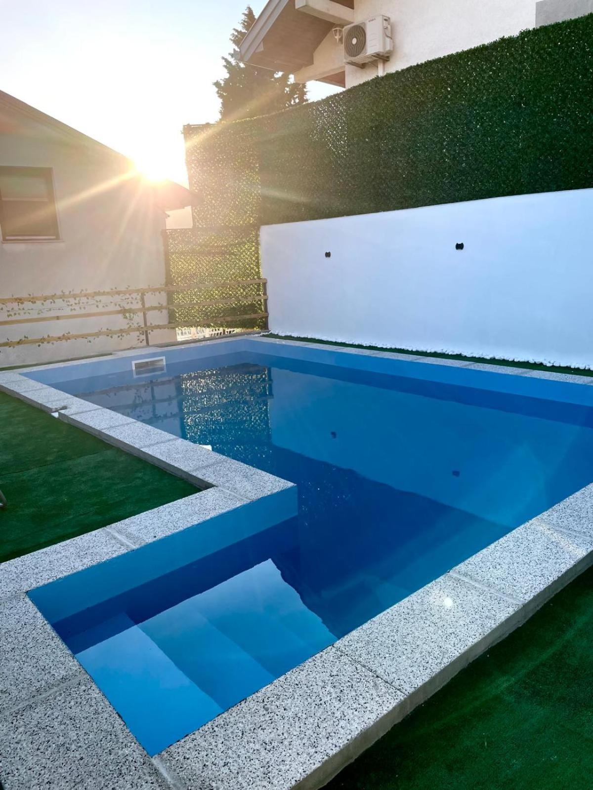 Hills Holiday House