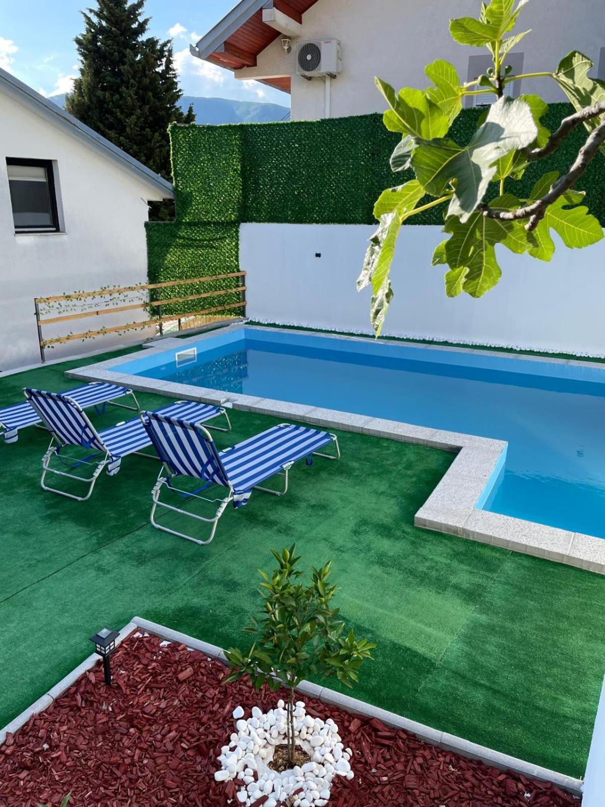 Hills Holiday House