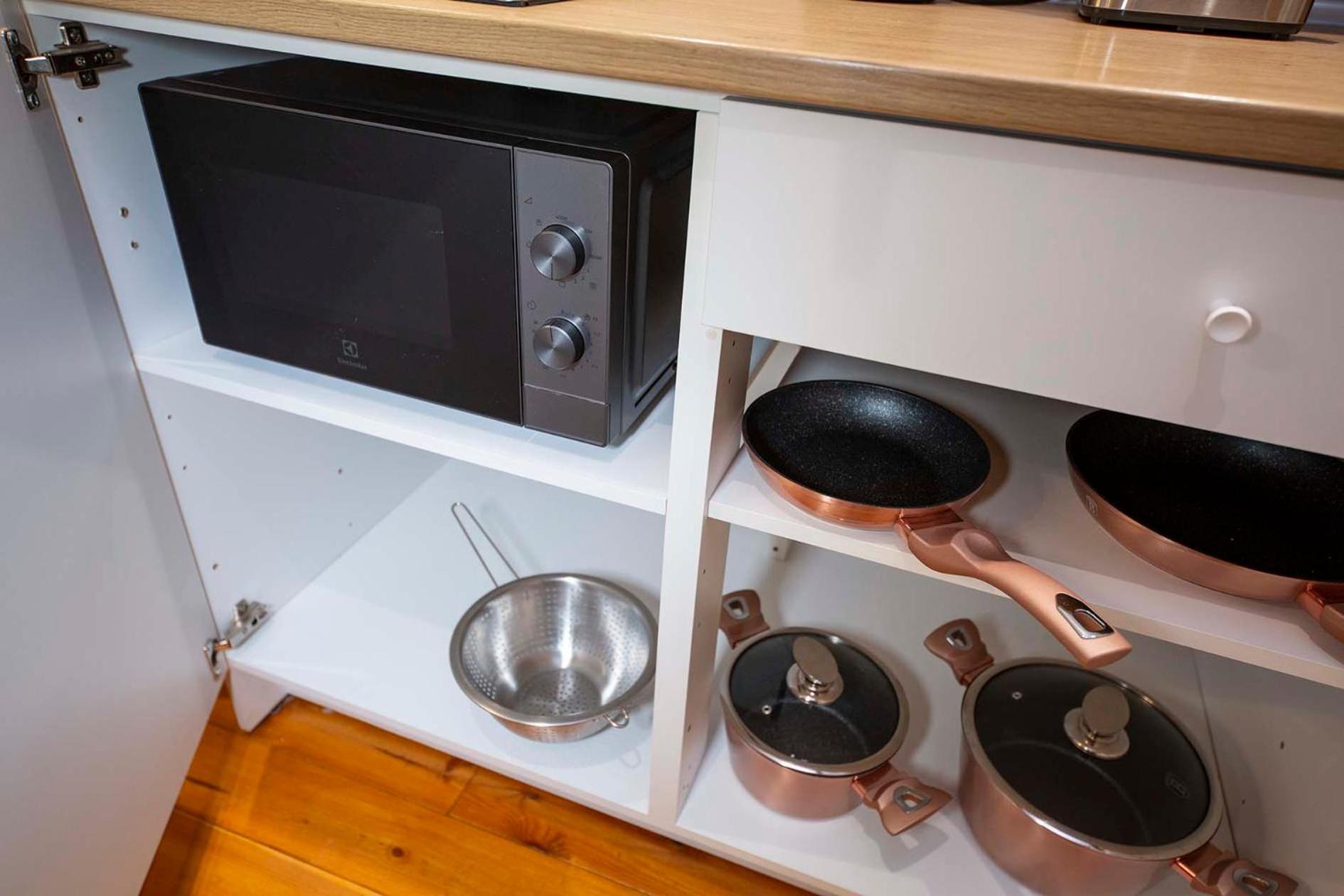 The Cozy Nest Downtown with Balcony by Pretty Apartments view 5