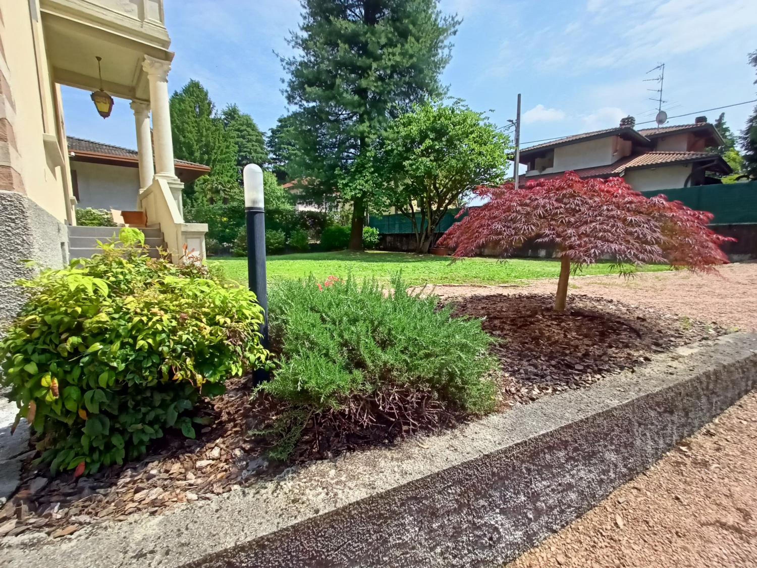Magnifica villa in stile Liberty con giardino near Milano Malpensa view 3