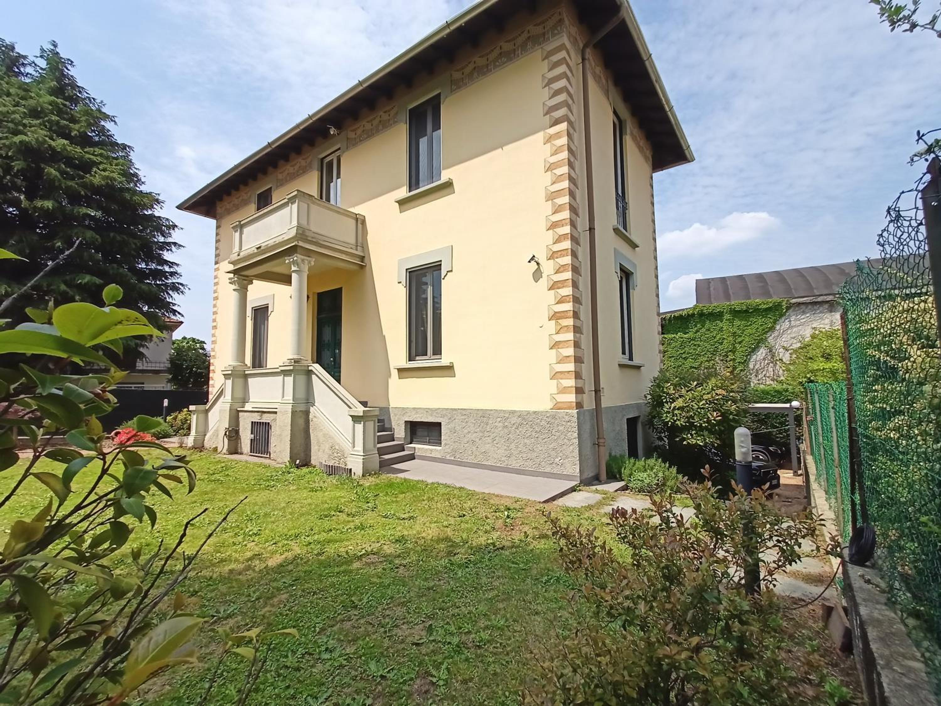 Magnifica villa in stile Liberty con giardino near Milano Malpensa view 2