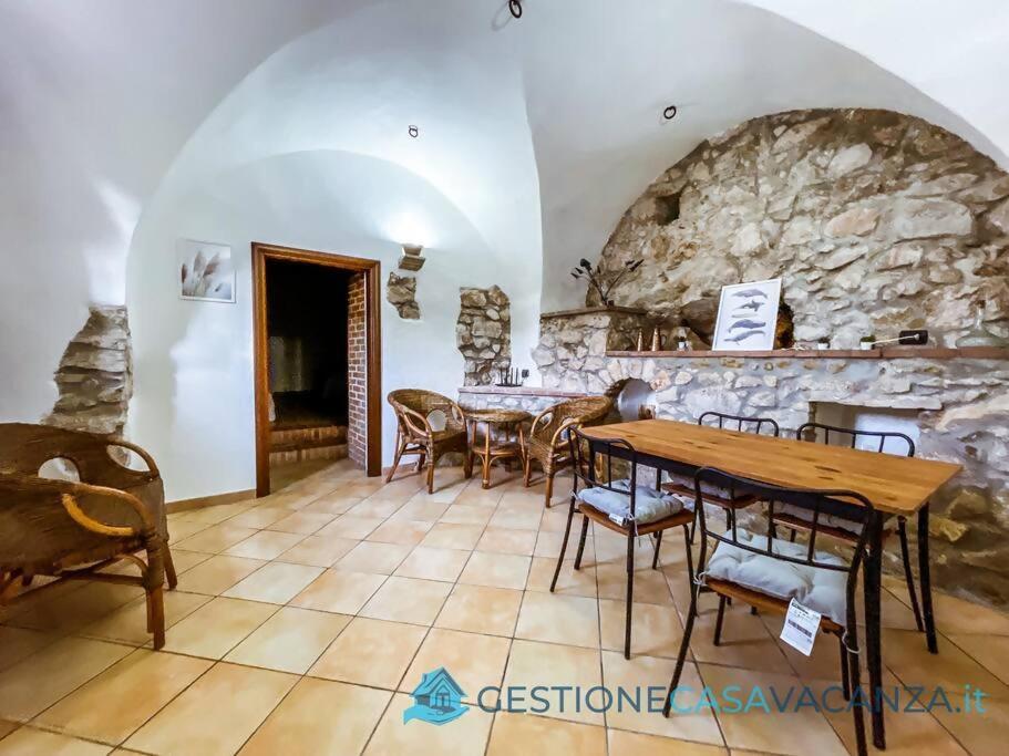 Casa con ampio giardino in centro La Taverna