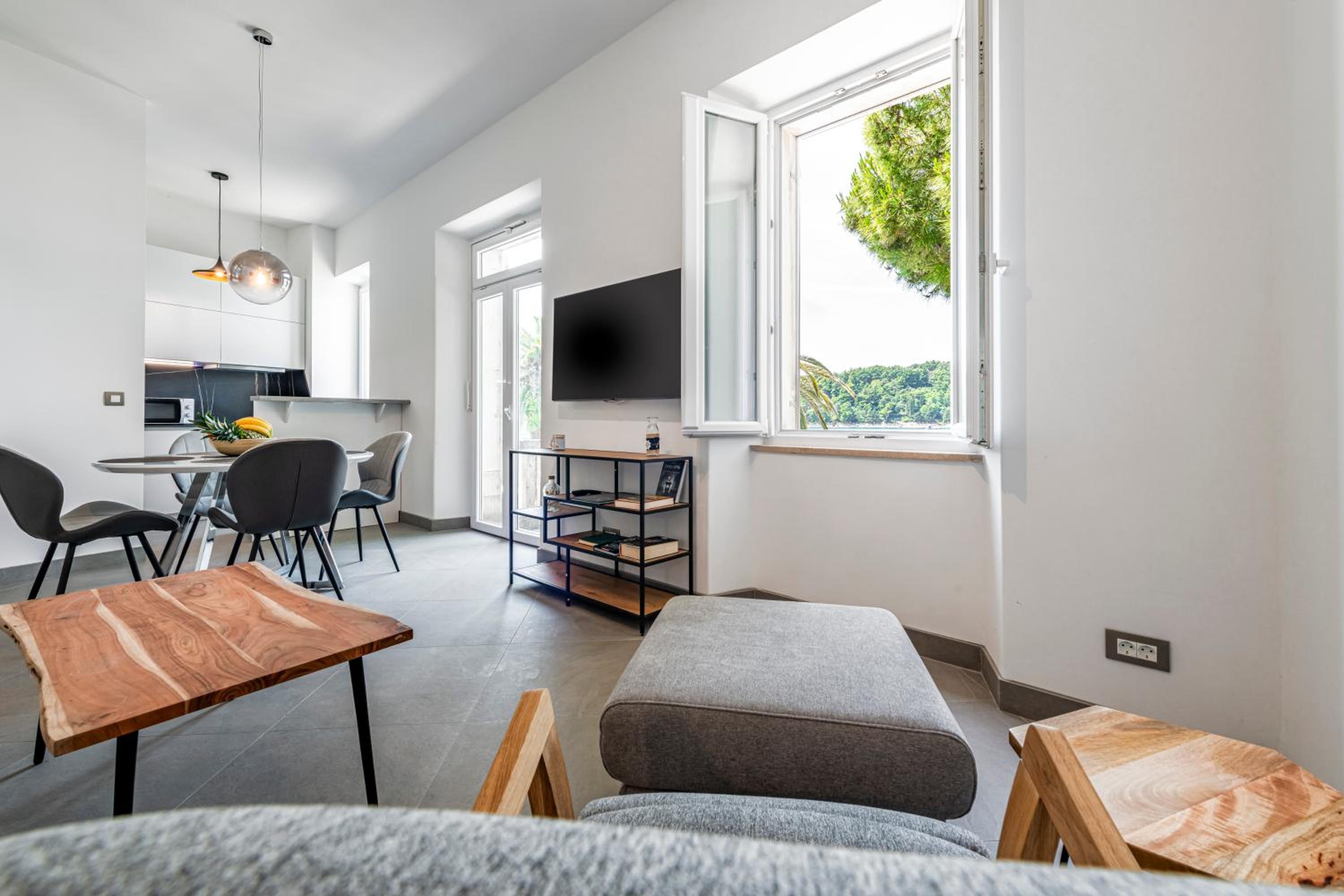 Central located house 'PORAT' view 4