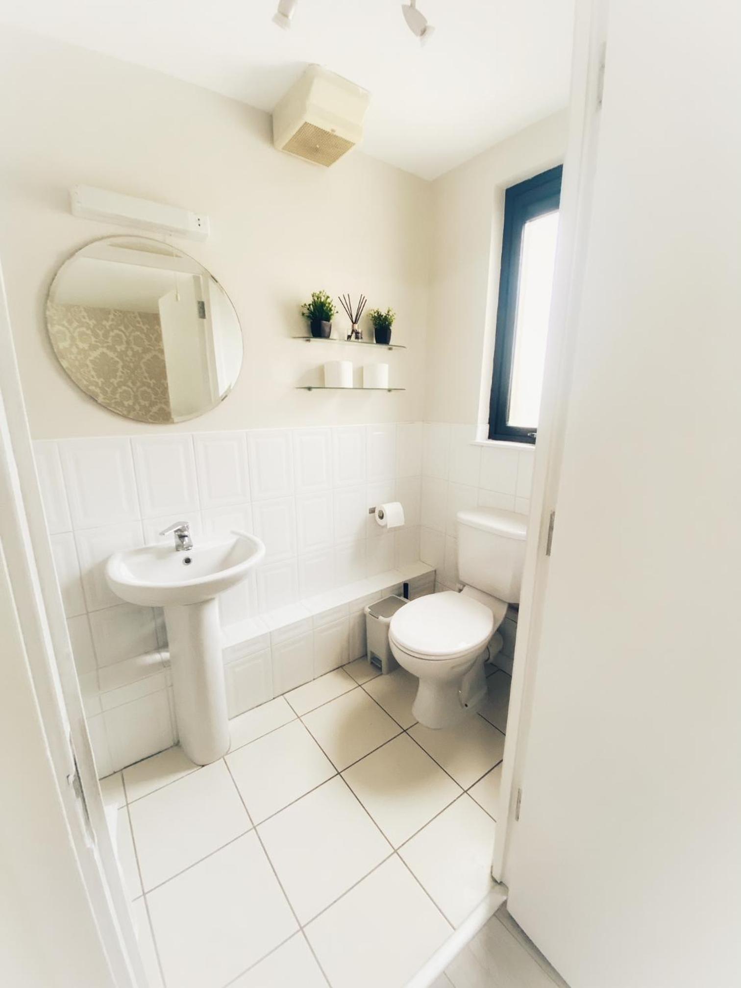 Steps away from Top Attractions, 2 Bed 2 Bath, Cathedral Quarter, Free Parking view 2