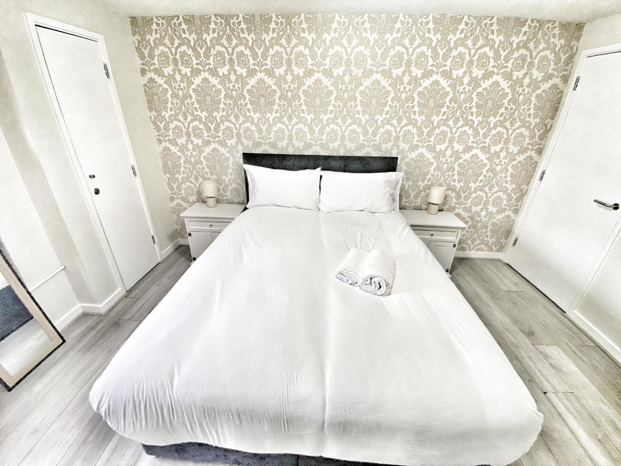 Steps away from Top Attractions, 2 Bed 2 Bath, Cathedral Quarter, Free Parking view 3