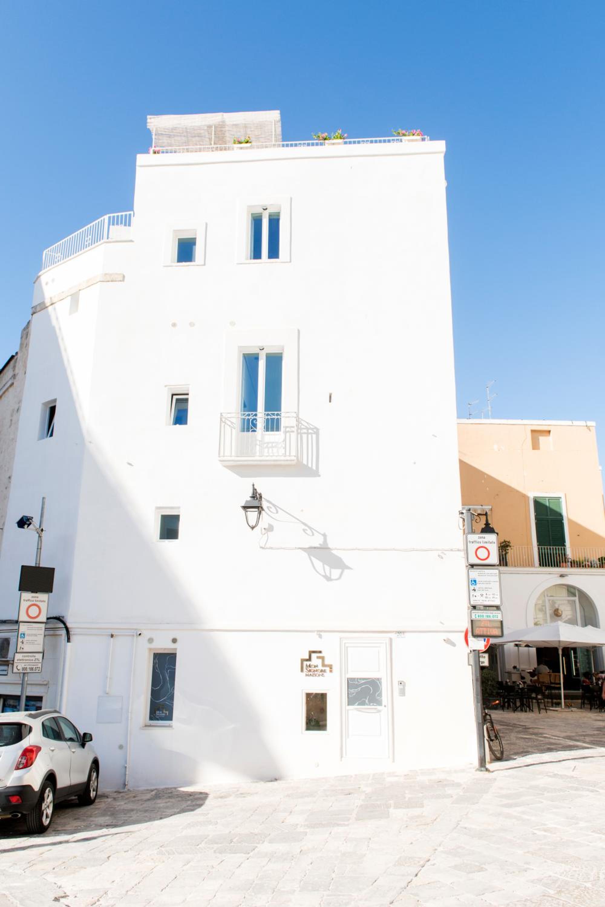 Hotel Monsignore Luxury Suite - Image 1