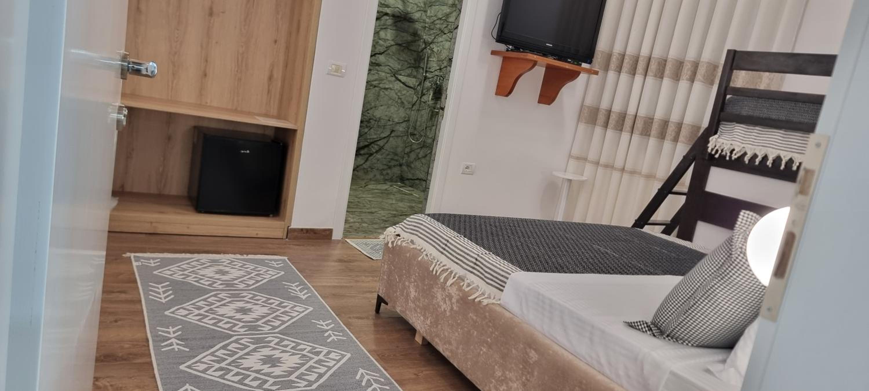 Salillari Guest house & Restaurant