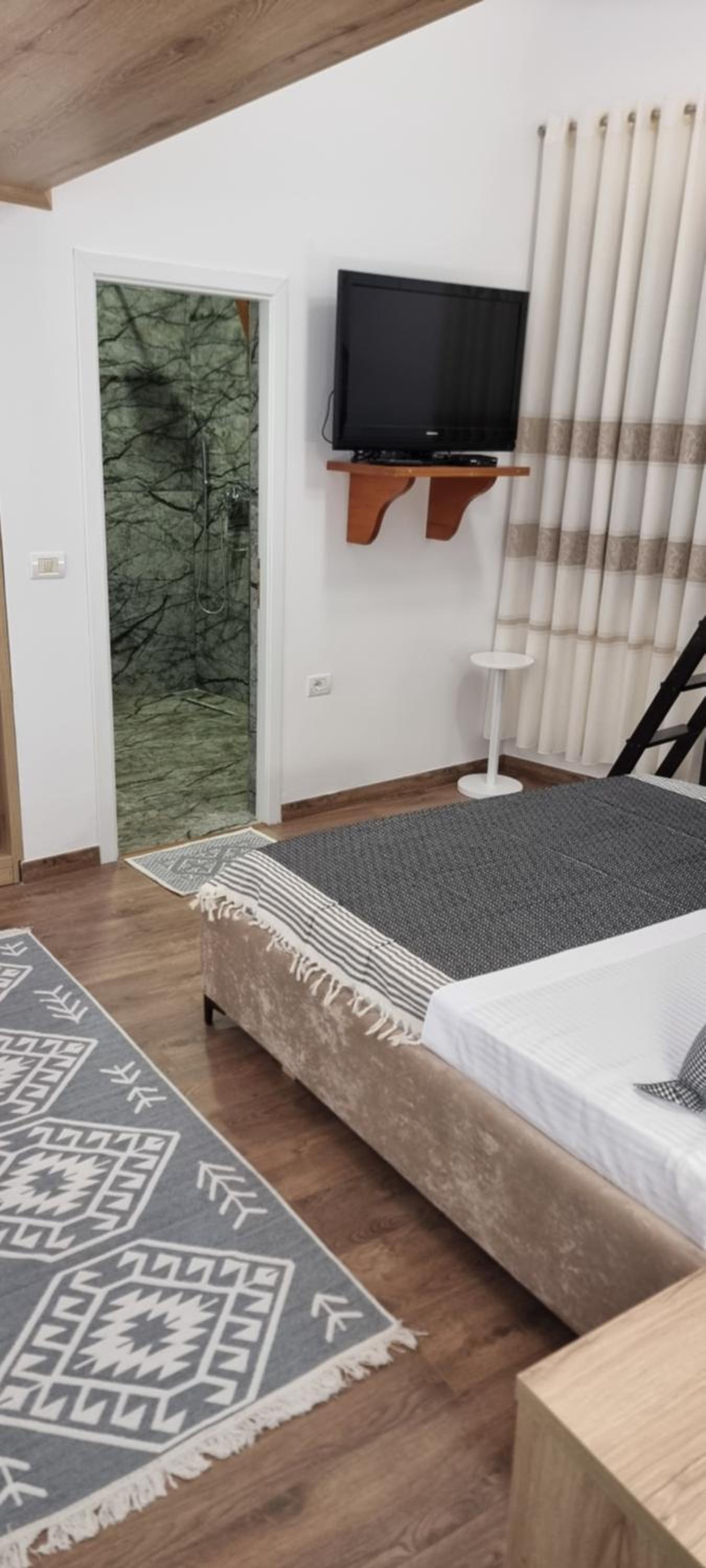 Salillari Guest house & Restaurant