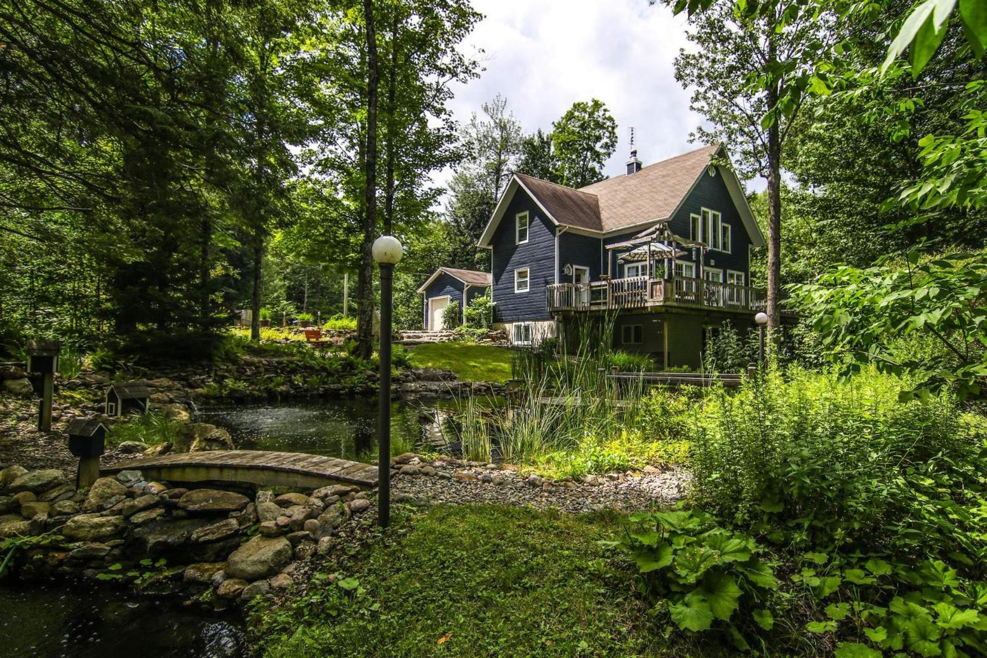 Le 5 Owl - Tranquil Haven near the Charming Village of Knowlton - Sleeps 12 - Whole House & 2 Acres with Pond, Bridge, Grounds, and Woods