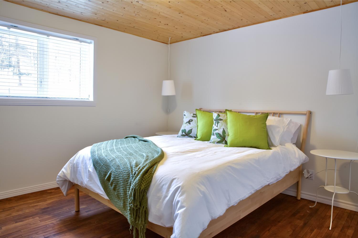 Le 5 Owl - Tranquil Haven near the Charming Village of Knowlton - Sleeps 12 - Whole House & 2 Acres with Pond, Bridge, Grounds, and Woods