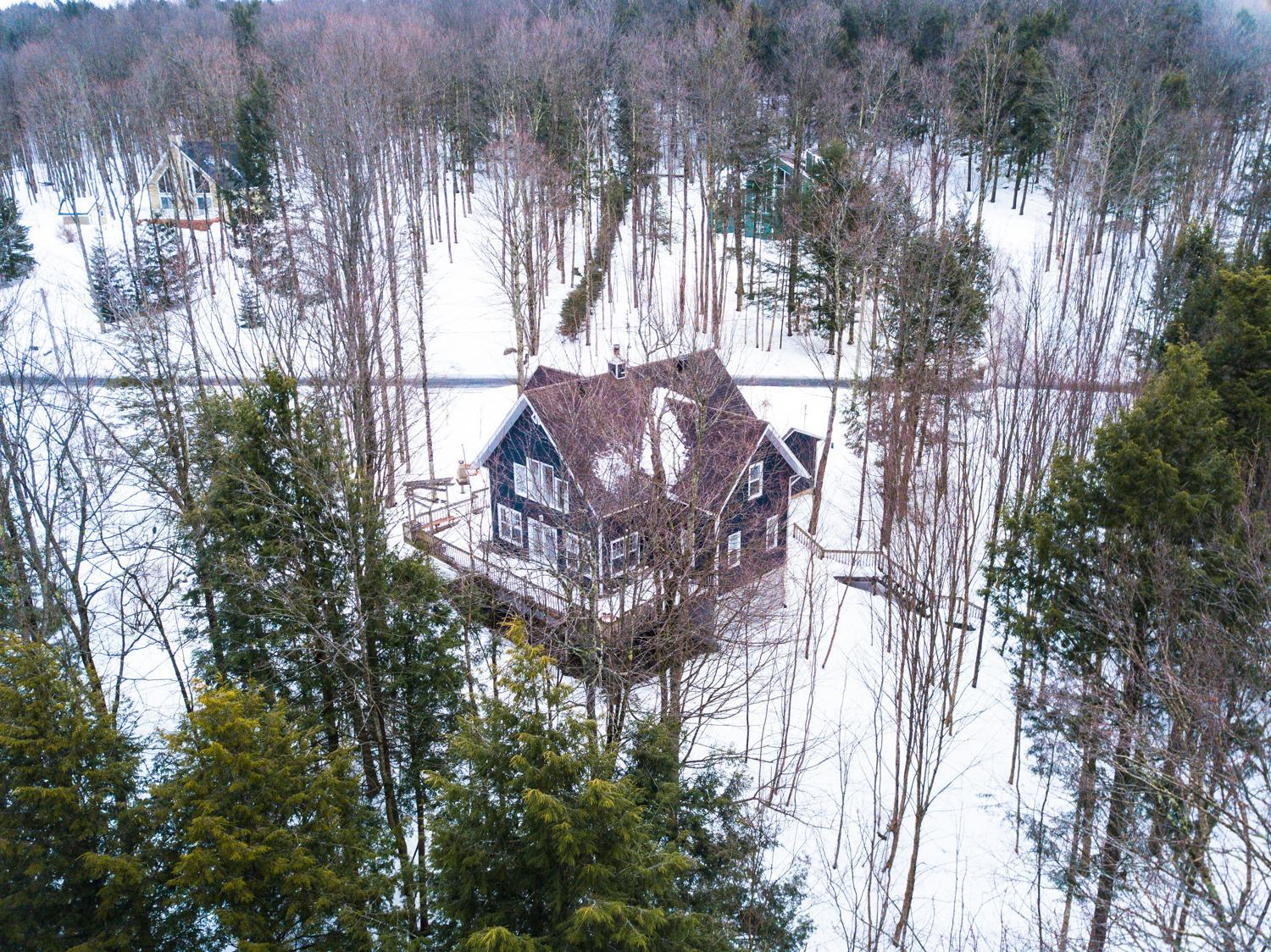 Le 5 Owl - Tranquil Haven near the Charming Village of Knowlton - Sleeps 12 - Whole House & 2 Acres with Pond, Bridge, Grounds, and Woods