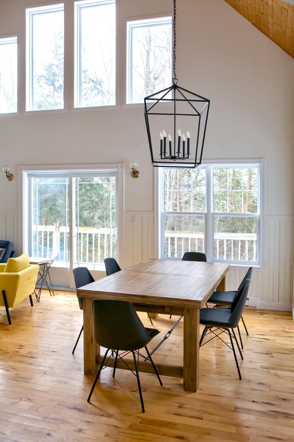 Le 5 Owl - Tranquil Haven near the Charming Village of Knowlton - Sleeps 12 - Whole House & 2 Acres with Pond, Bridge, Grounds, and Woods
