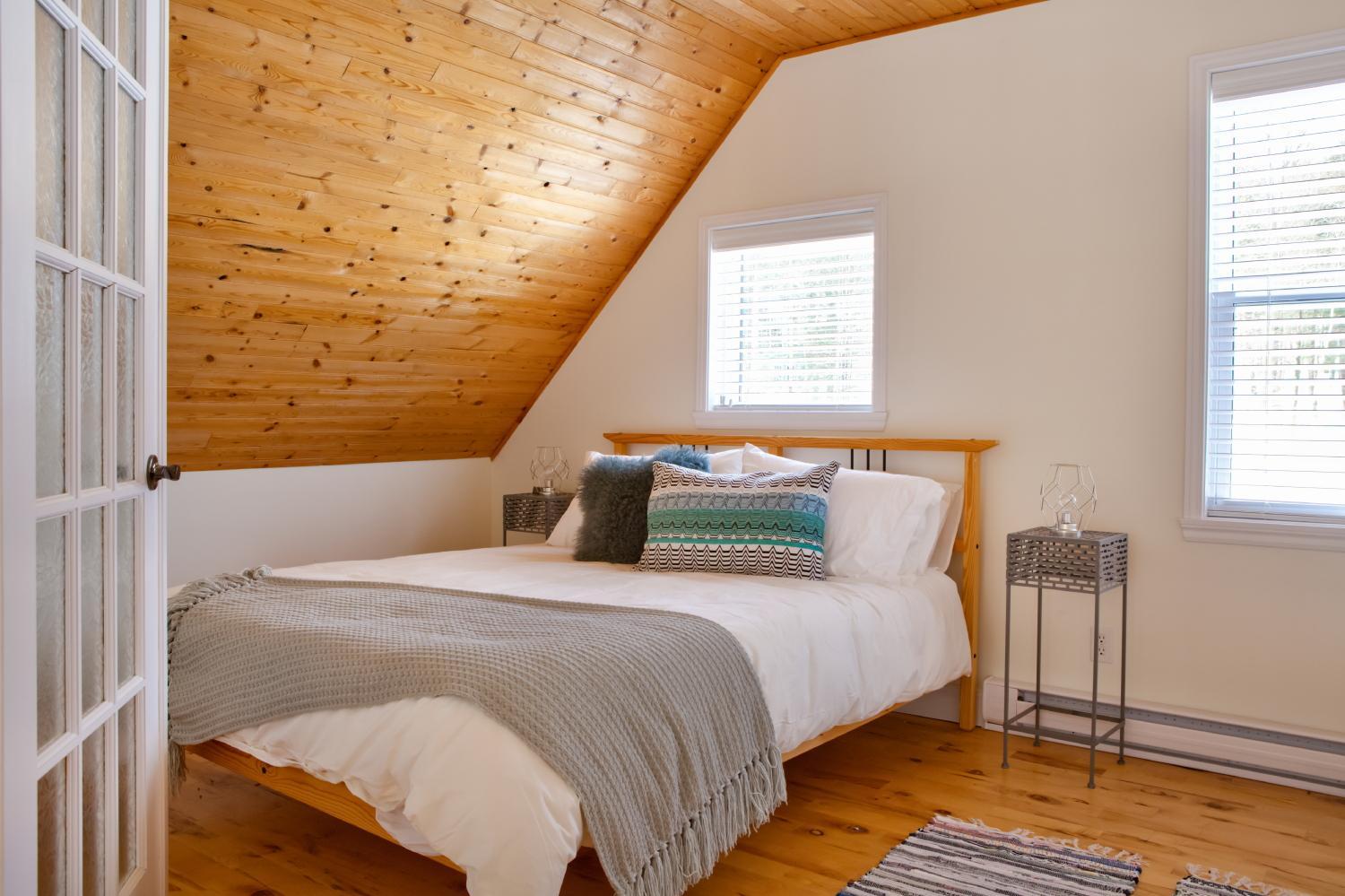 Le 5 Owl - Tranquil Haven near the Charming Village of Knowlton - Sleeps 12 - Whole House & 2 Acres with Pond, Bridge, Grounds, and Woods