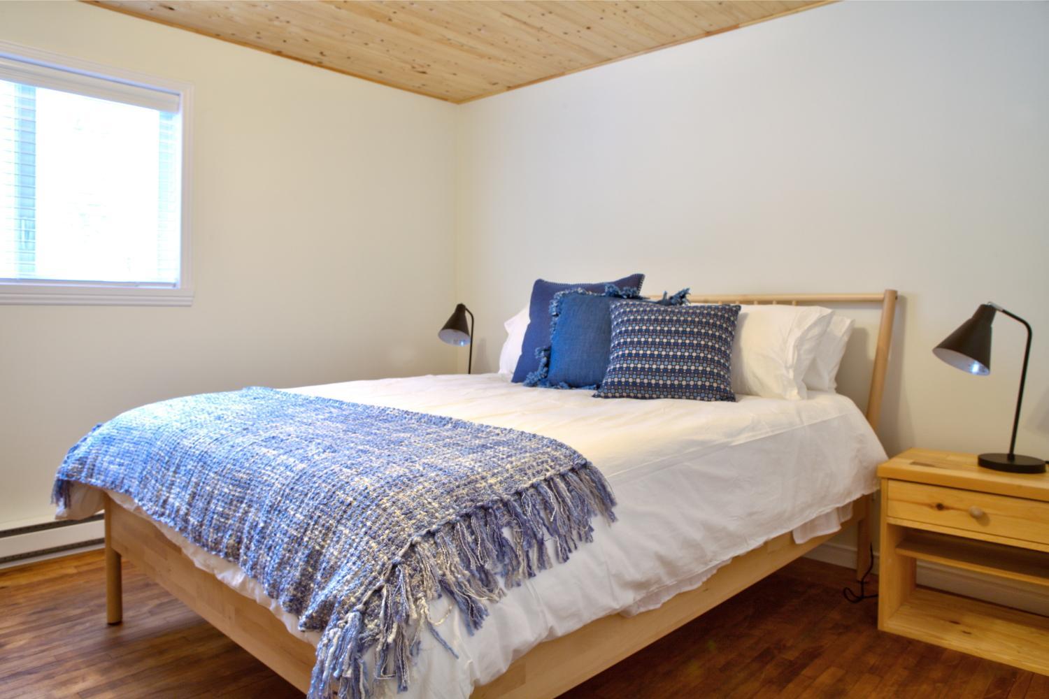 Le 5 Owl - Tranquil Haven near the Charming Village of Knowlton - Sleeps 12 - Whole House & 2 Acres with Pond, Bridge, Grounds, and Woods