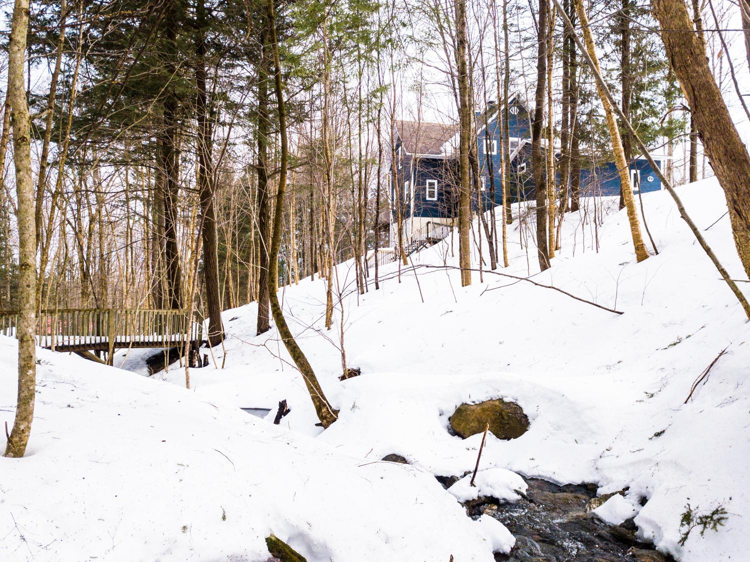 Le 5 Owl - Tranquil Haven near the Charming Village of Knowlton - Sleeps 12 - Whole House & 2 Acres with Pond, Bridge, Grounds, and Woods
