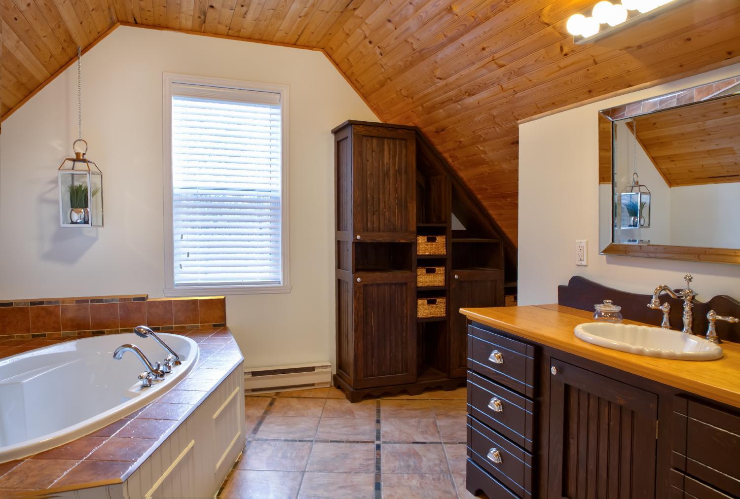 Le 5 Owl - Tranquil Haven near the Charming Village of Knowlton - Sleeps 12 - Whole House & 2 Acres with Pond, Bridge, Grounds, and Woods