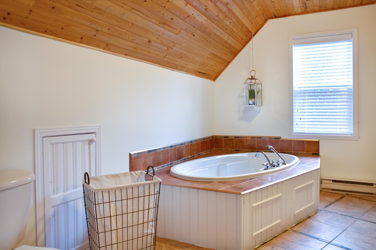 Le 5 Owl - Tranquil Haven near the Charming Village of Knowlton - Sleeps 12 - Whole House & 2 Acres with Pond, Bridge, Grounds, and Woods
