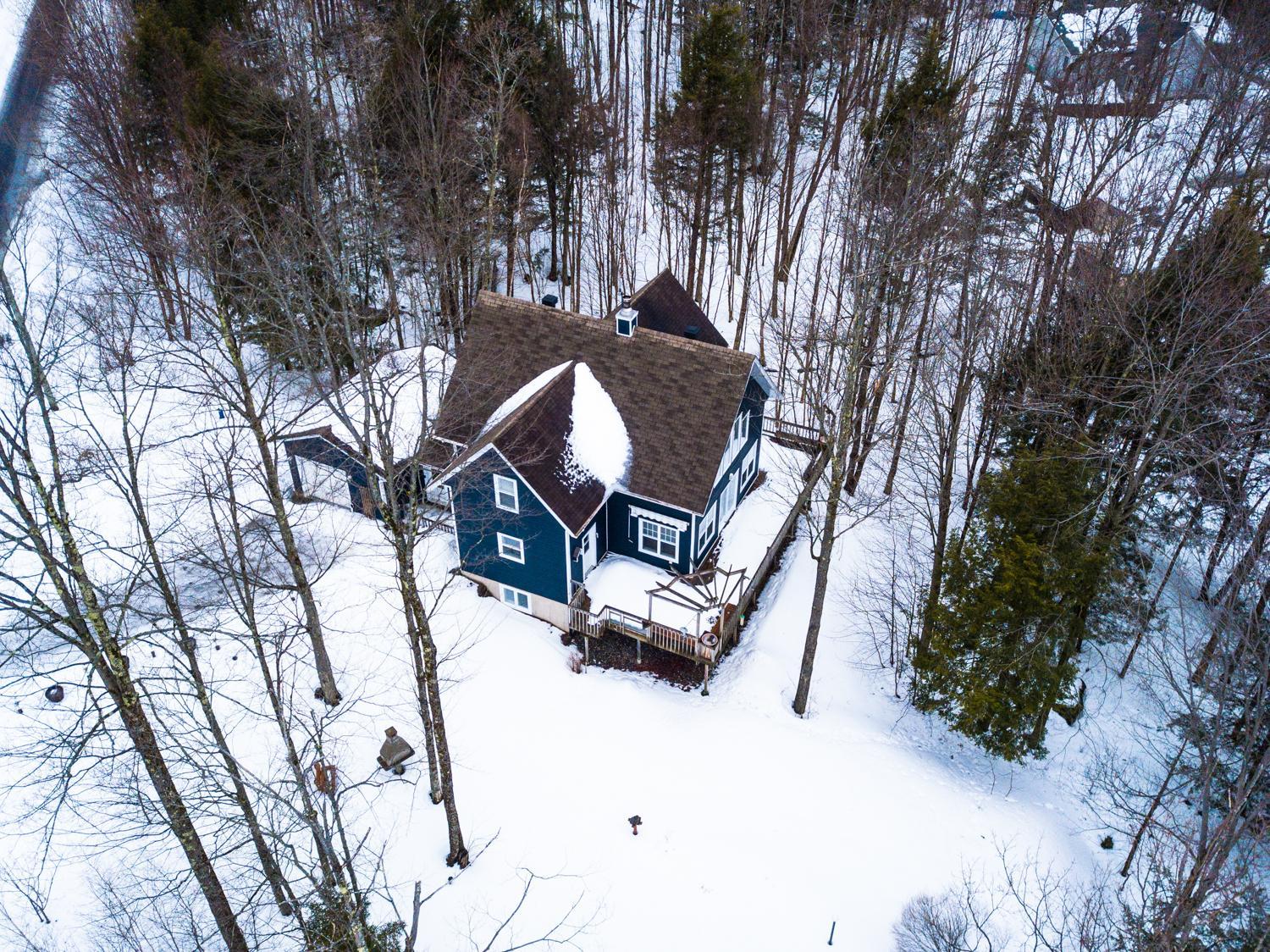 Le 5 Owl - Tranquil Haven near the Charming Village of Knowlton - Sleeps 12 - Whole House & 2 Acres with Pond, Bridge, Grounds, and Woods