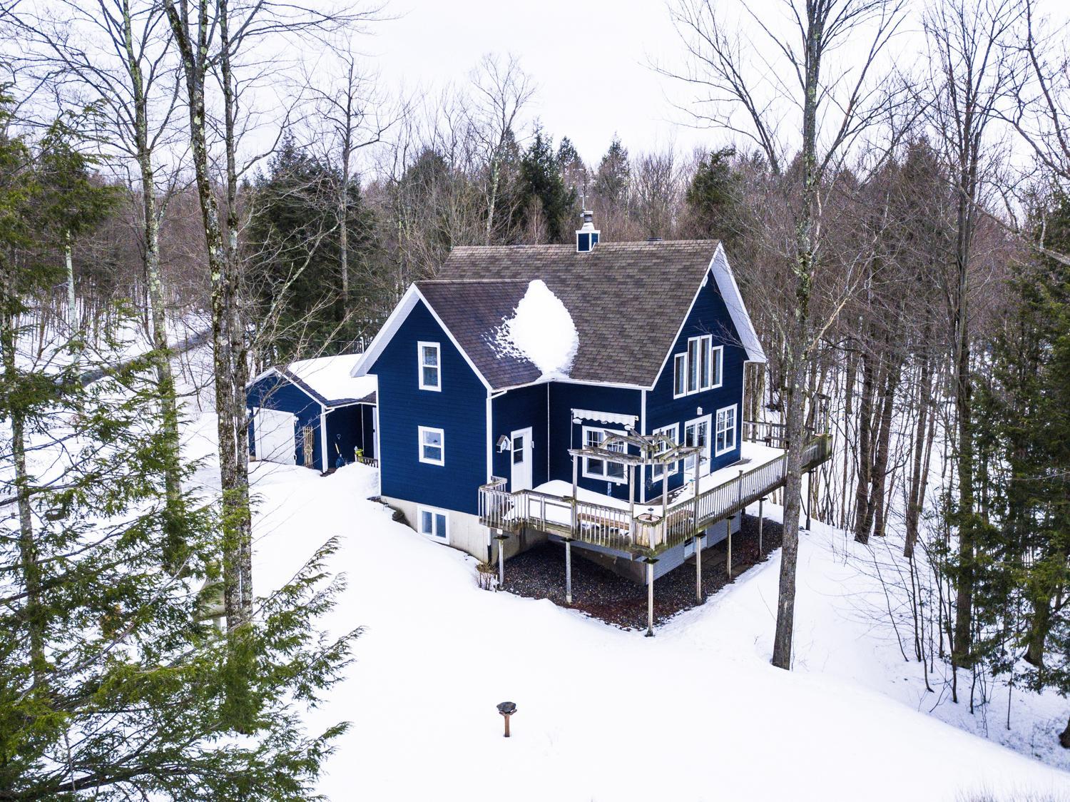 Le 5 Owl - Tranquil Haven near the Charming Village of Knowlton - Sleeps 12 - Whole House & 2 Acres with Pond, Bridge, Grounds, and Woods