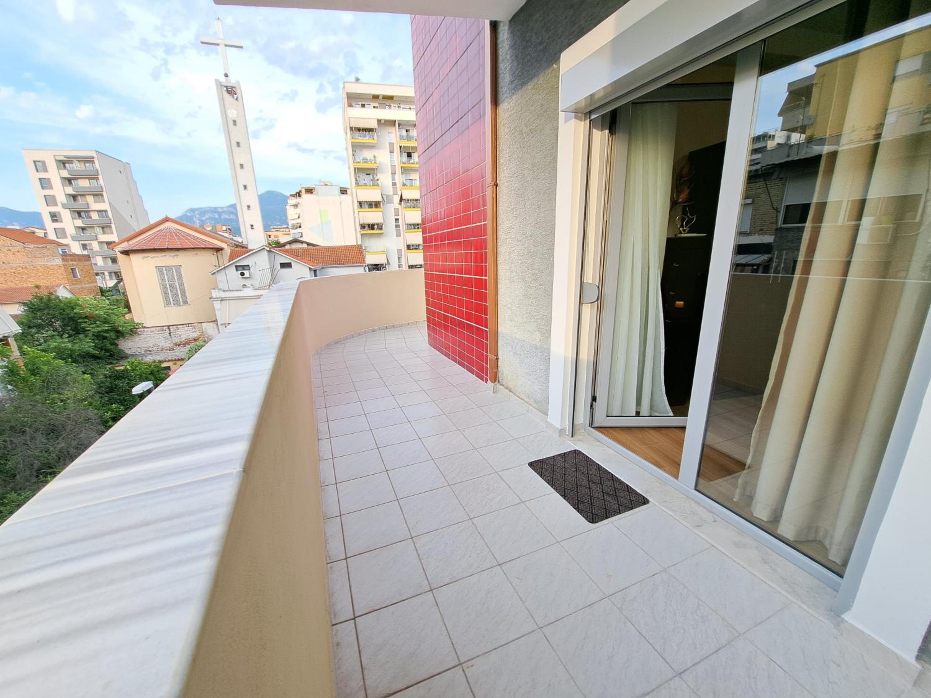 Bazaar Central Loft ( Pazari Ri , 2 bedroom Apt )
