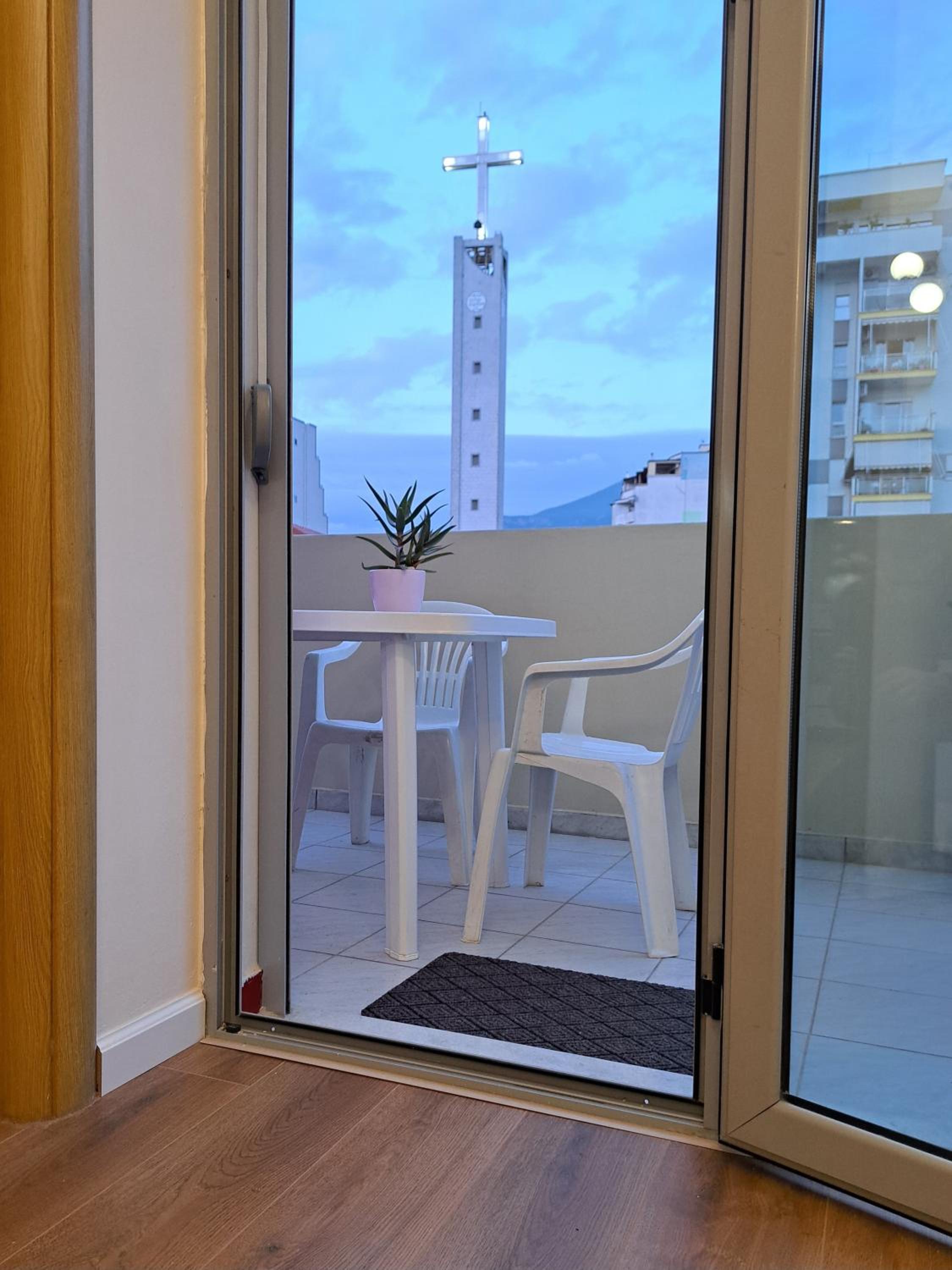 Bazaar Central Loft ( Pazari Ri , 2 bedroom Apt )