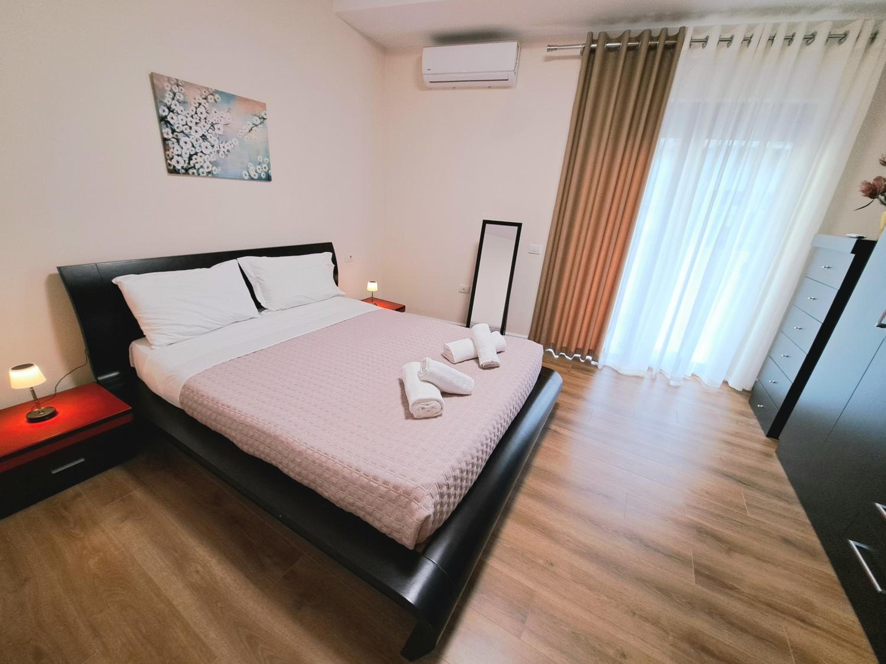 Bazaar Central Loft ( Pazari Ri , 2 bedroom Apt )