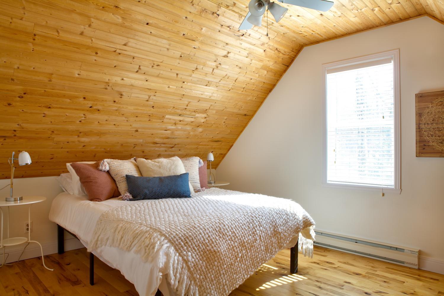 Le 5 Owl - Tranquil Haven near the Charming Village of Knowlton - Sleeps 12 - Whole House & 2 Acres with Pond, Bridge, Grounds, and Woods