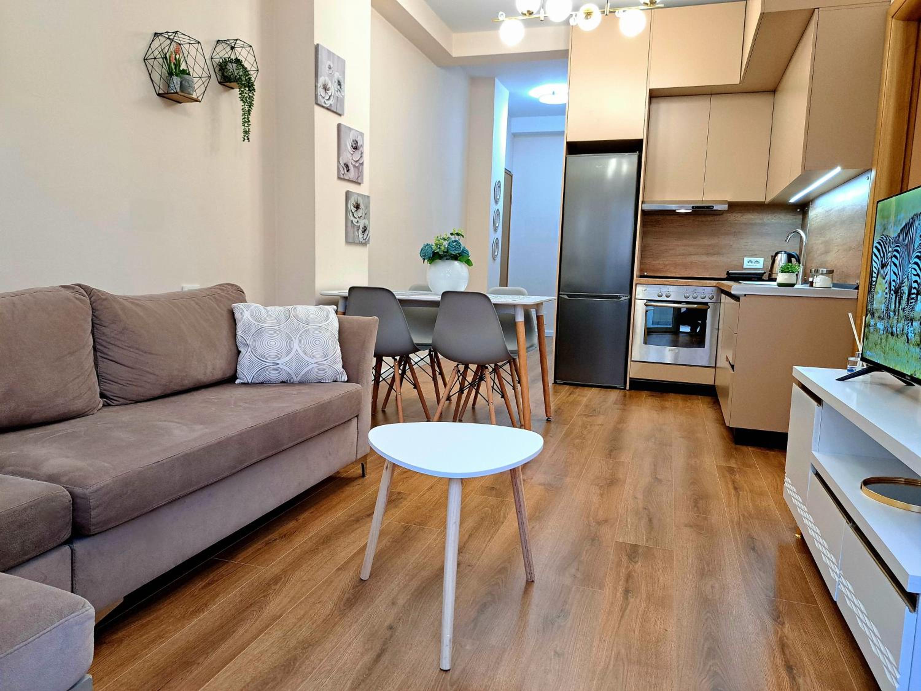 Bazaar Central Loft ( Pazari Ri , 2 bedroom Apt )