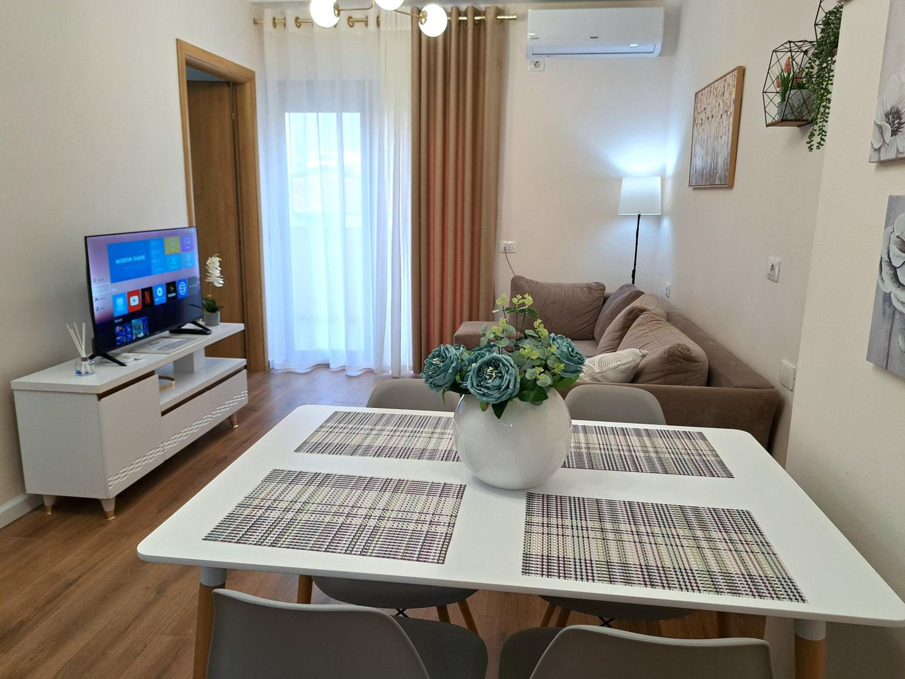 Bazaar Central Loft ( Pazari Ri , 2 bedroom Apt )