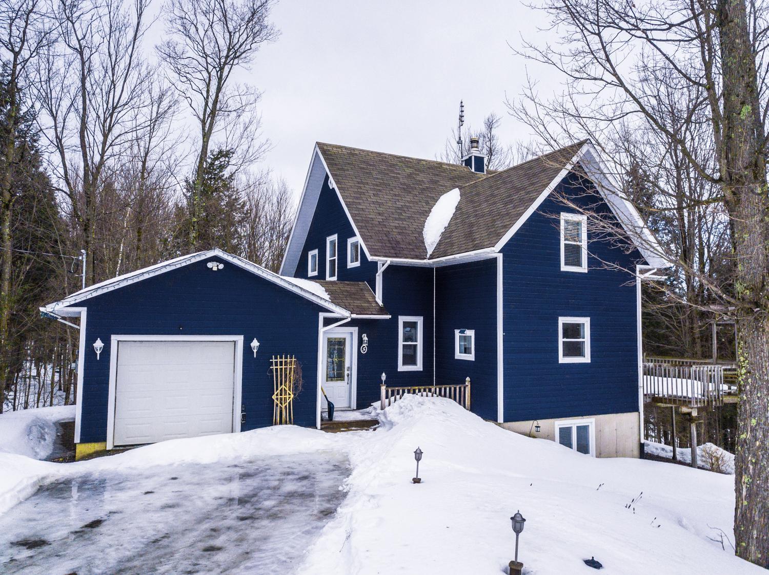 Le 5 Owl - Tranquil Haven near the Charming Village of Knowlton - Sleeps 12 - Whole House & 2 Acres with Pond, Bridge, Grounds, and Woods