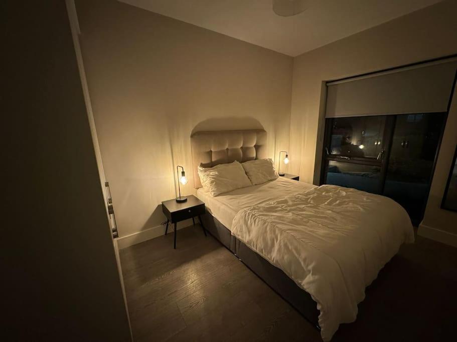 PRIVATE KING SIZE ROOM in WELL DECORATED SHARED FLAT