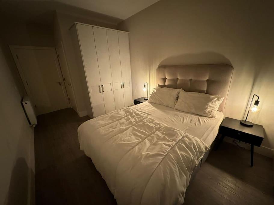 PRIVATE KING SIZE ROOM in WELL DECORATED SHARED FLAT
