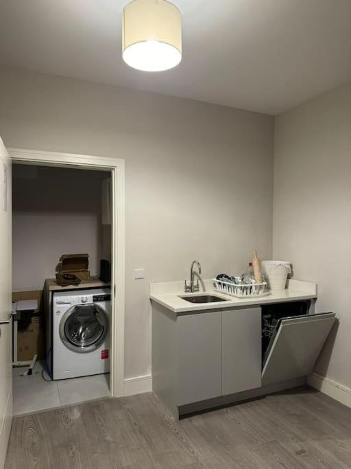 PRIVATE KING SIZE ROOM in WELL DECORATED SHARED FLAT
