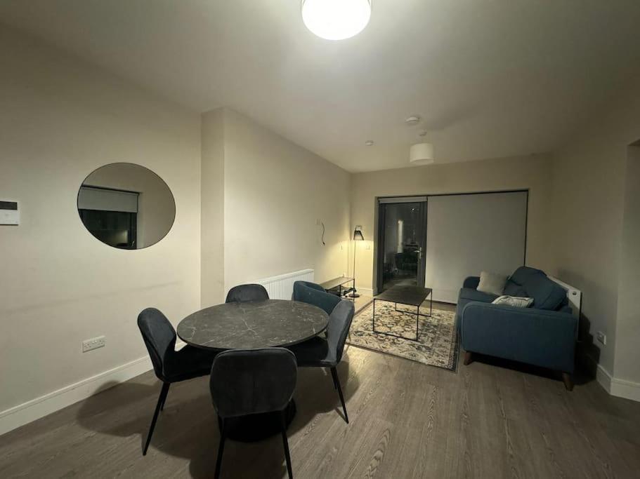 PRIVATE KING SIZE ROOM in WELL DECORATED SHARED FLAT