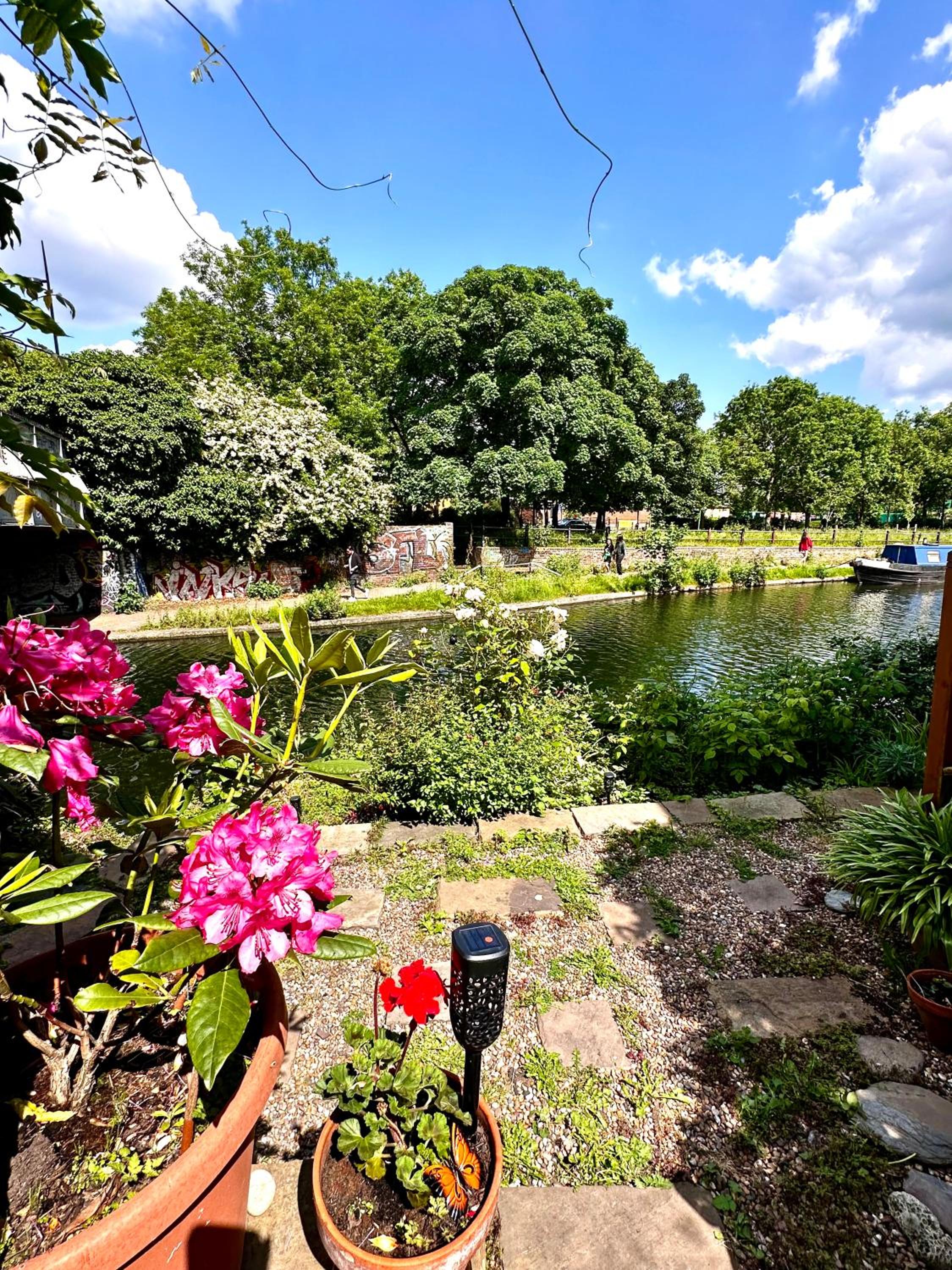 Amazing Location - City of London- 2 Bedroom Stunning Canal View House With Private Garden,Parking & Balcony